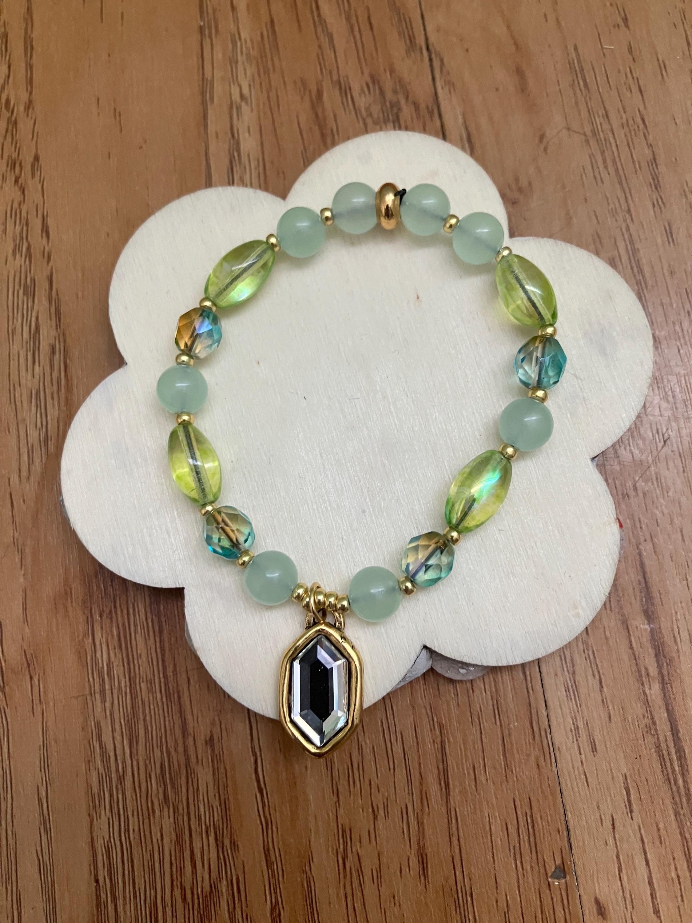 Bracelet, bracelet chic, semi précieuse, aventurine, étain massif doré, cristal Swarovski