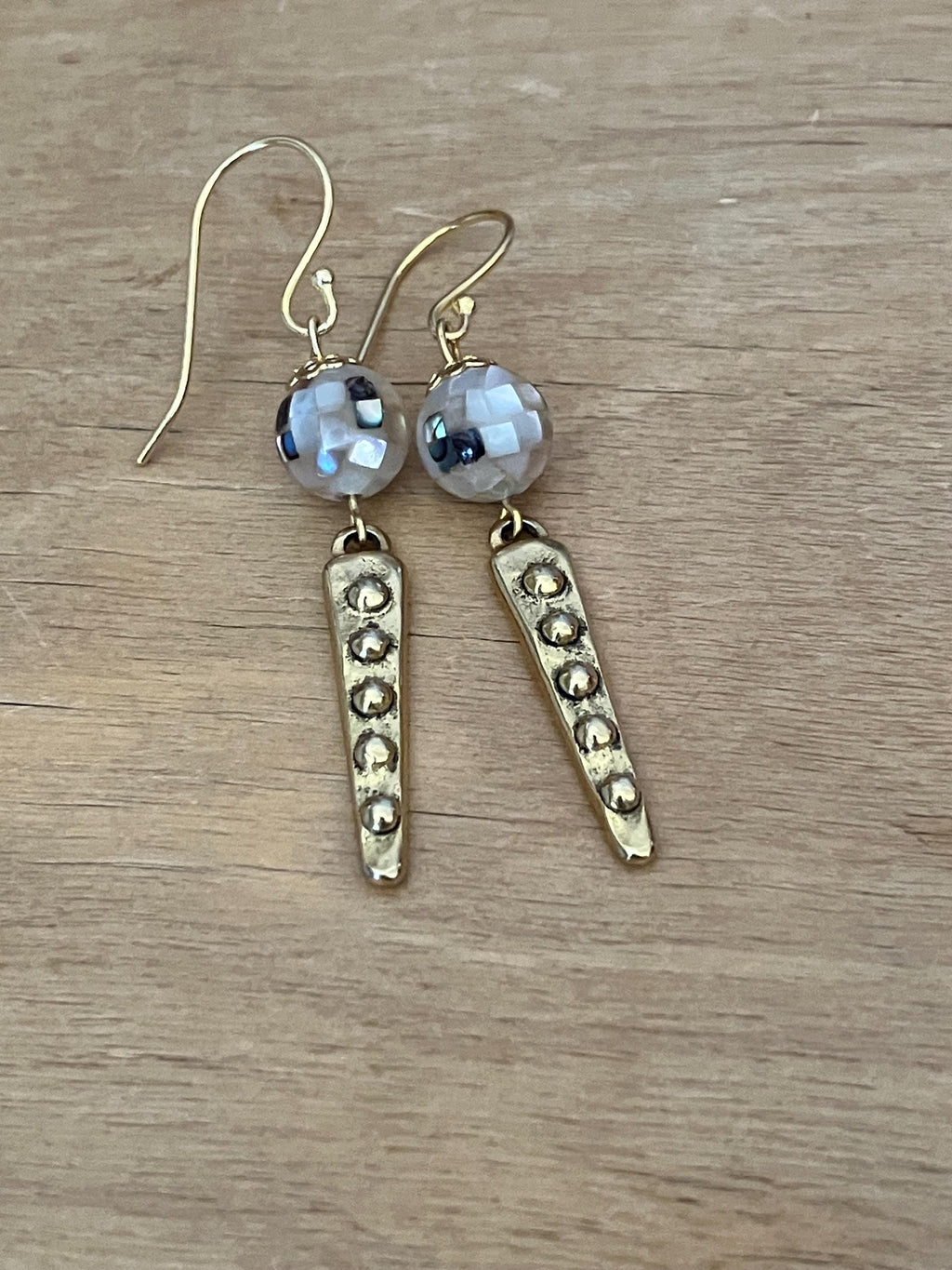 Boucles, boucles modernes, étain massif doré, coquille d ormeau, grade AA