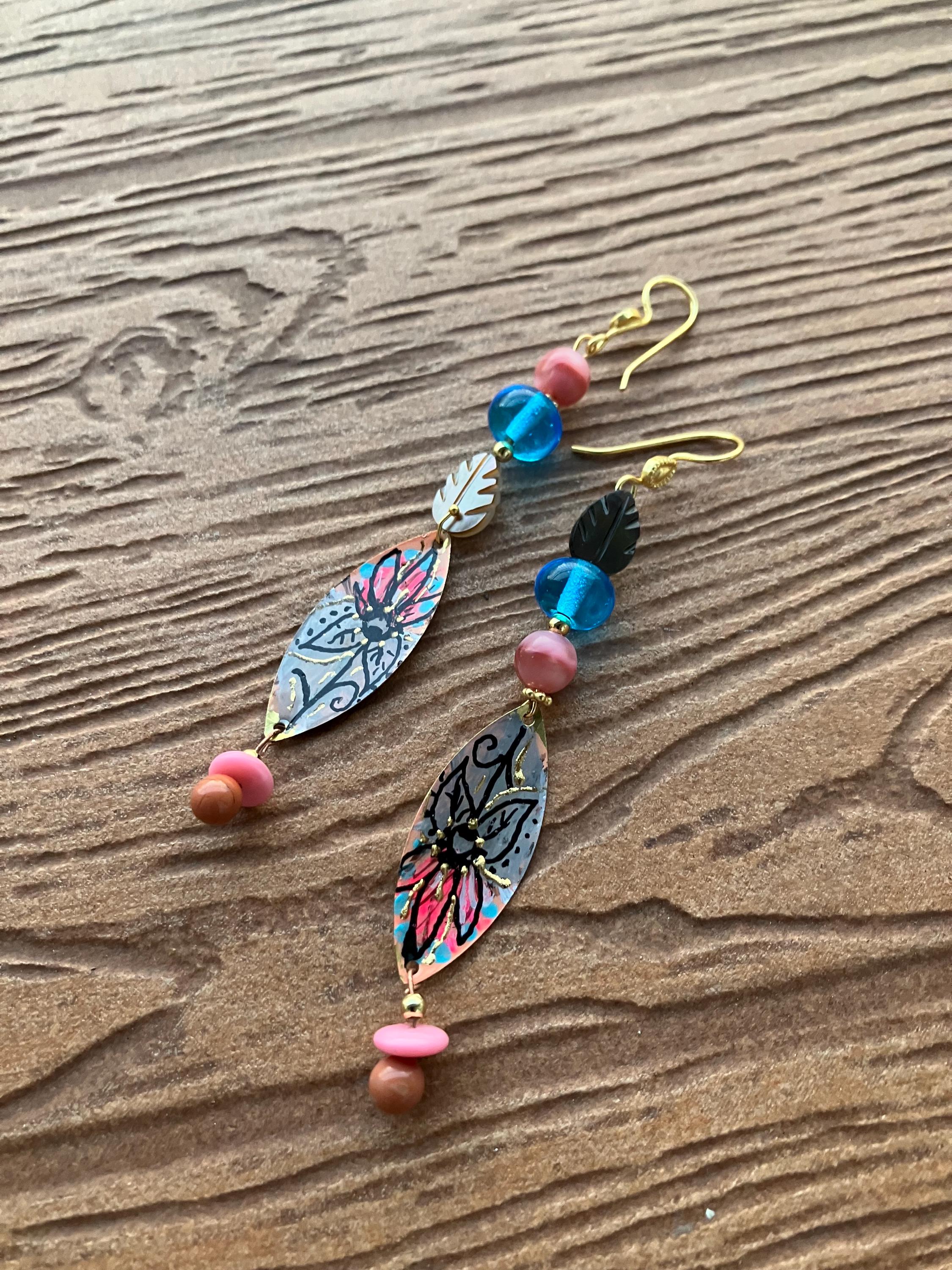 longues boucles artistiques dépareillées  bohème chic colorées peinture sur laiton et verre filé d art