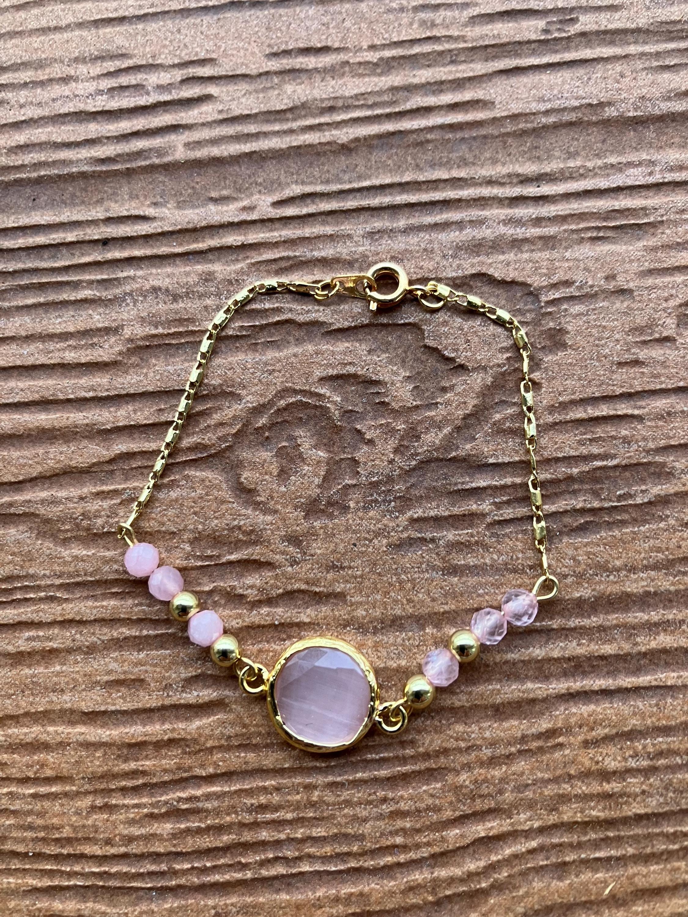 bracelet chic minimaliste en cristal rose pale, semi précieuse quartz rose facette et sa chaîne fine en plaqué or 18 carats