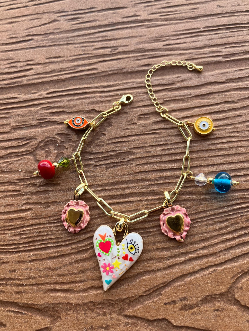 bracelet pampilles cœur porte bonheur en plaqué or, verre filé d art, émail, cristal Swarovski, céramique et porcelaine émaillée d art