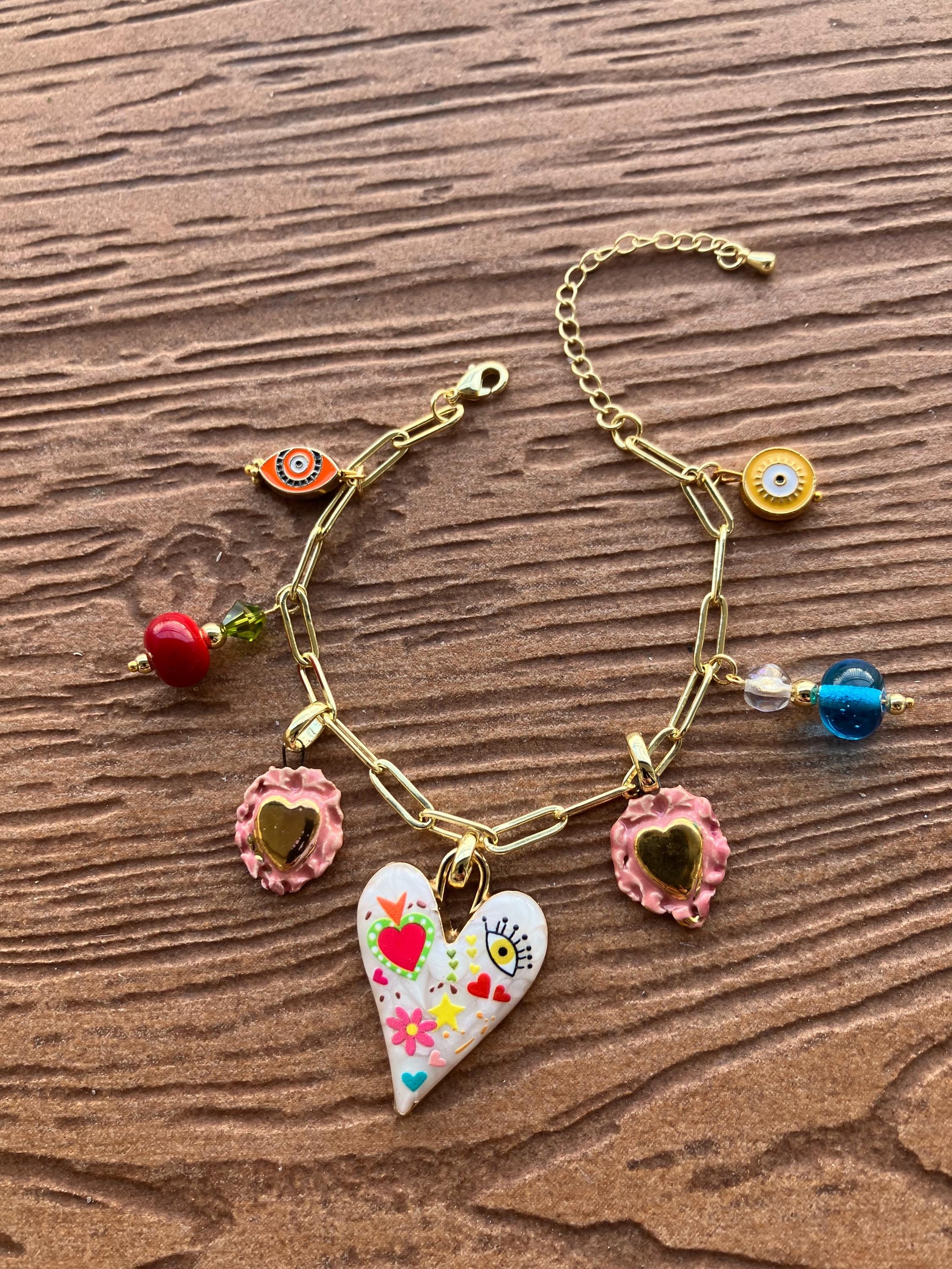 bracelet pampilles cœur porte bonheur en plaqué or, verre filé d art, émail, cristal Swarovski, céramique et porcelaine émaillée d art