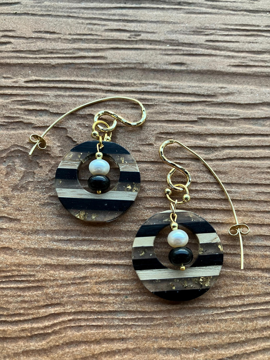 boucles modernes créoles résine, plaqué or, perles de culture et verre filé d art