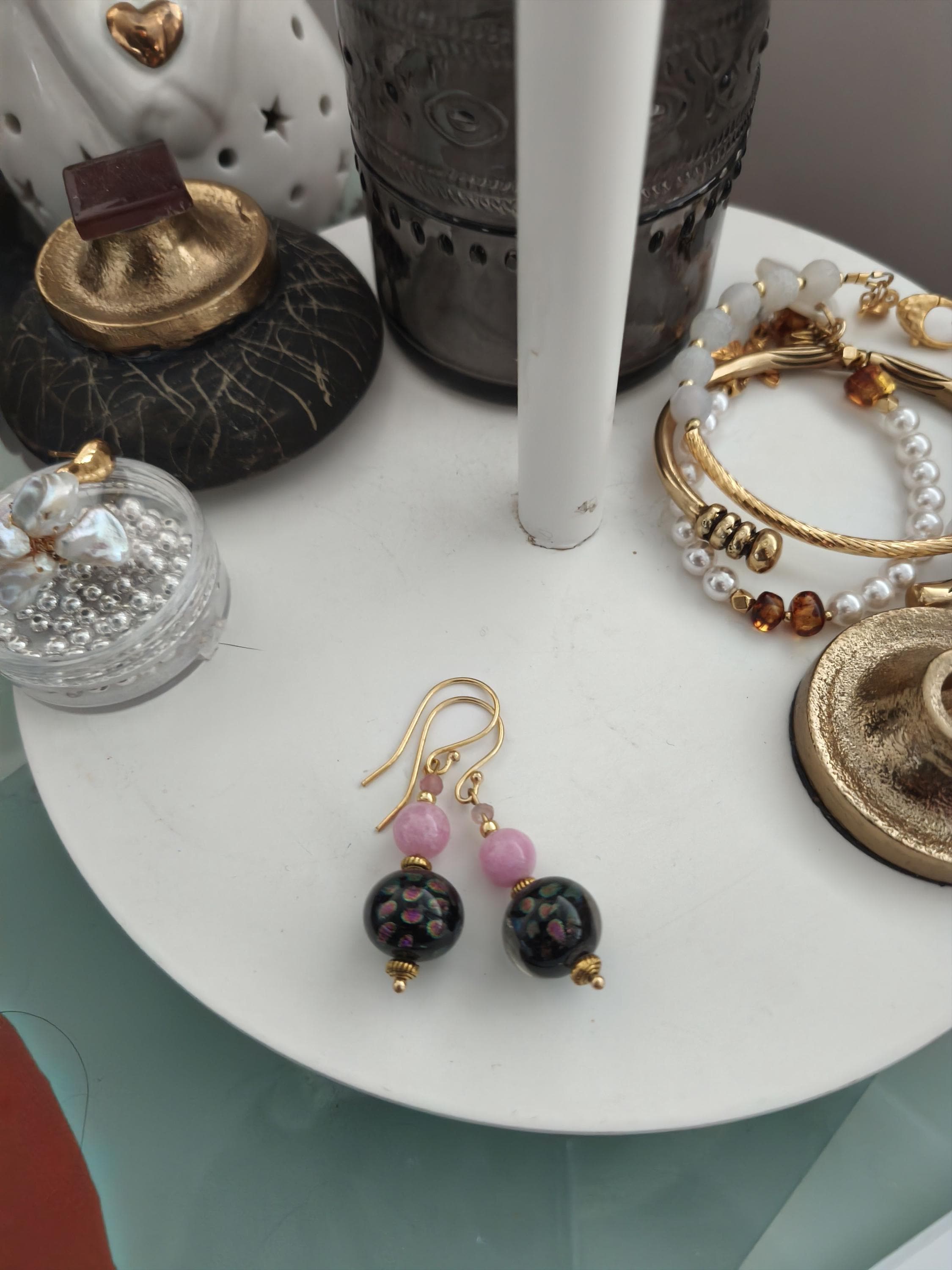 Boucles, Boucles noires, boucles roses,  semi précieuse, quartz rose de Madagascar, verre filé d art au chalumeau, laiton doré à l or fin