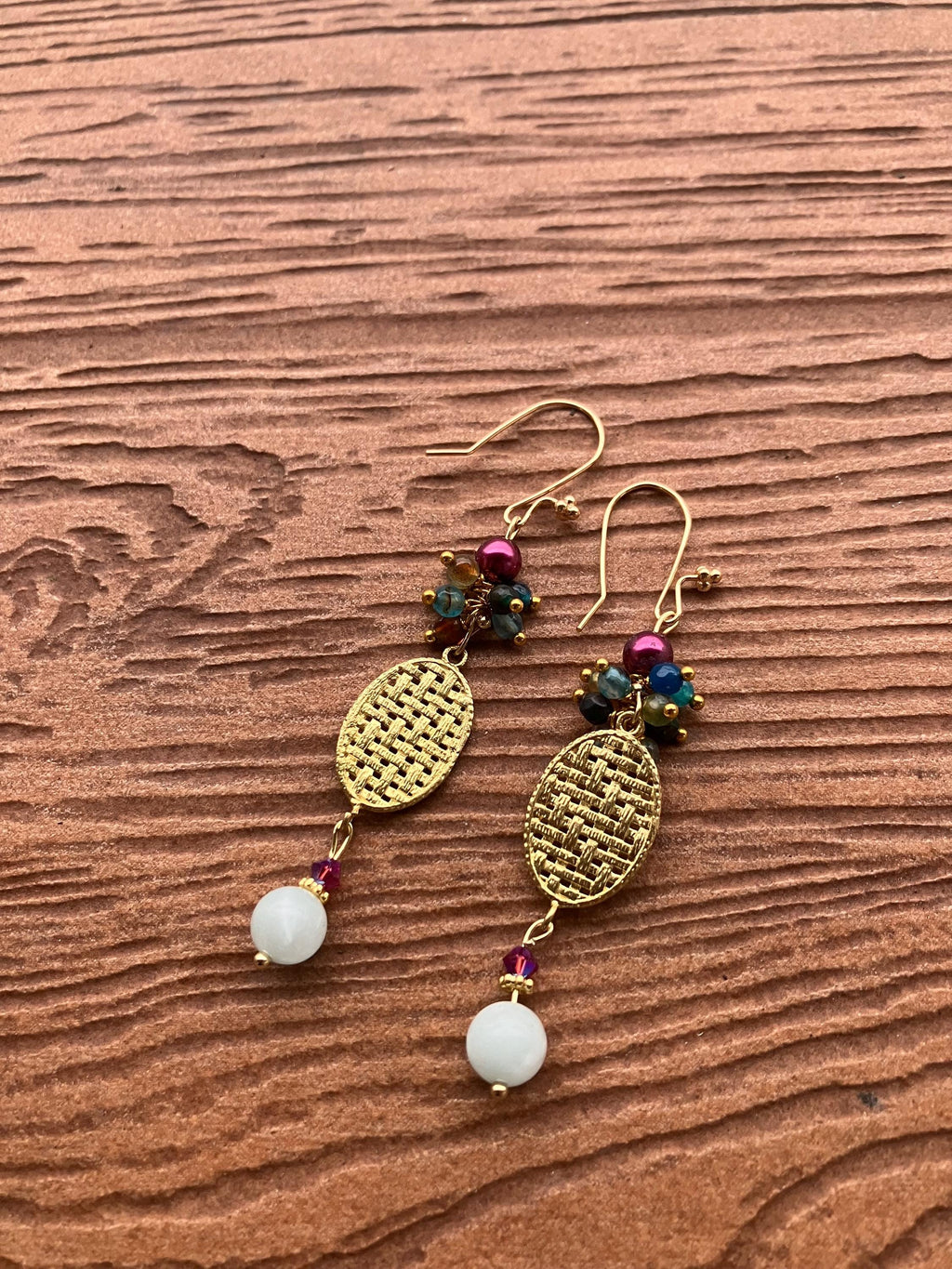 Longues boucles d oreille ethniques chic en laiton artisan strié et perles semi précieuse en amazonite, agate bleu marron et violet