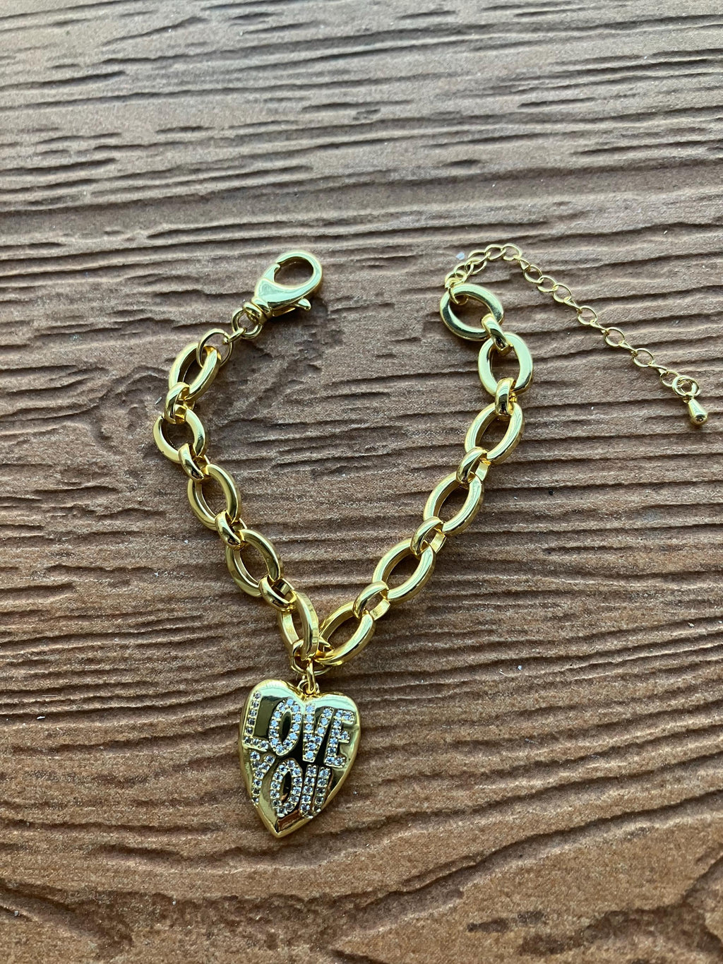 bracelet chic chaîne épaisse laiton plaqué or 18 carats maillons ovales entrelacés avec son Charm cœur expressif Love you en laiton aurifie