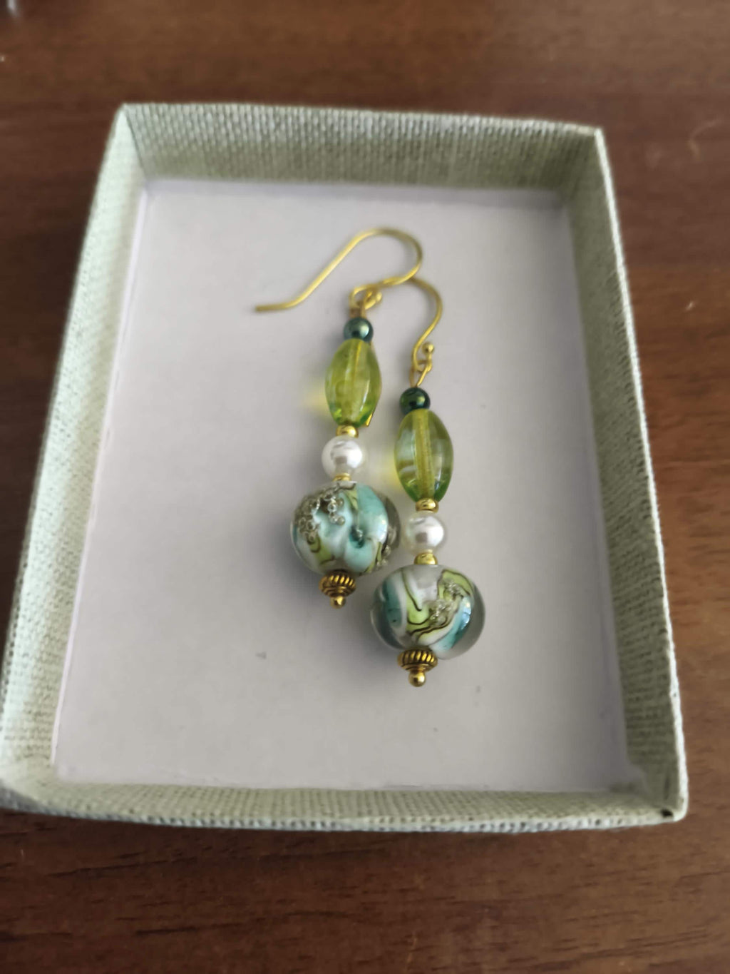 Boucles, Boucles tendance, laiton doré à l or fin, verre filé au chalumeau, nacre Swarovski, verre tchèque, hématite