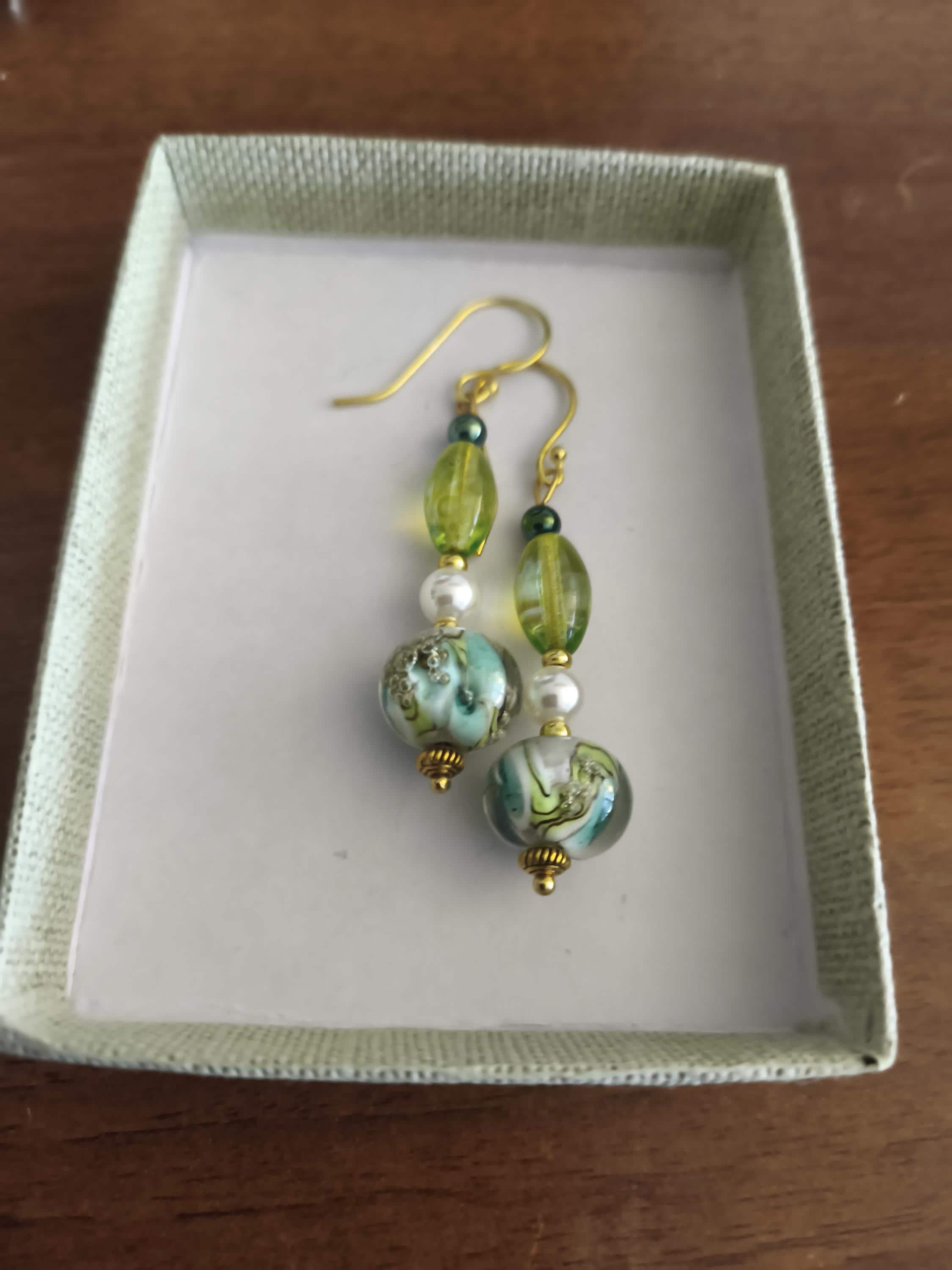 Boucles, Boucles tendance, laiton doré à l or fin, verre filé au chalumeau, nacre Swarovski, verre tchèque, hématite