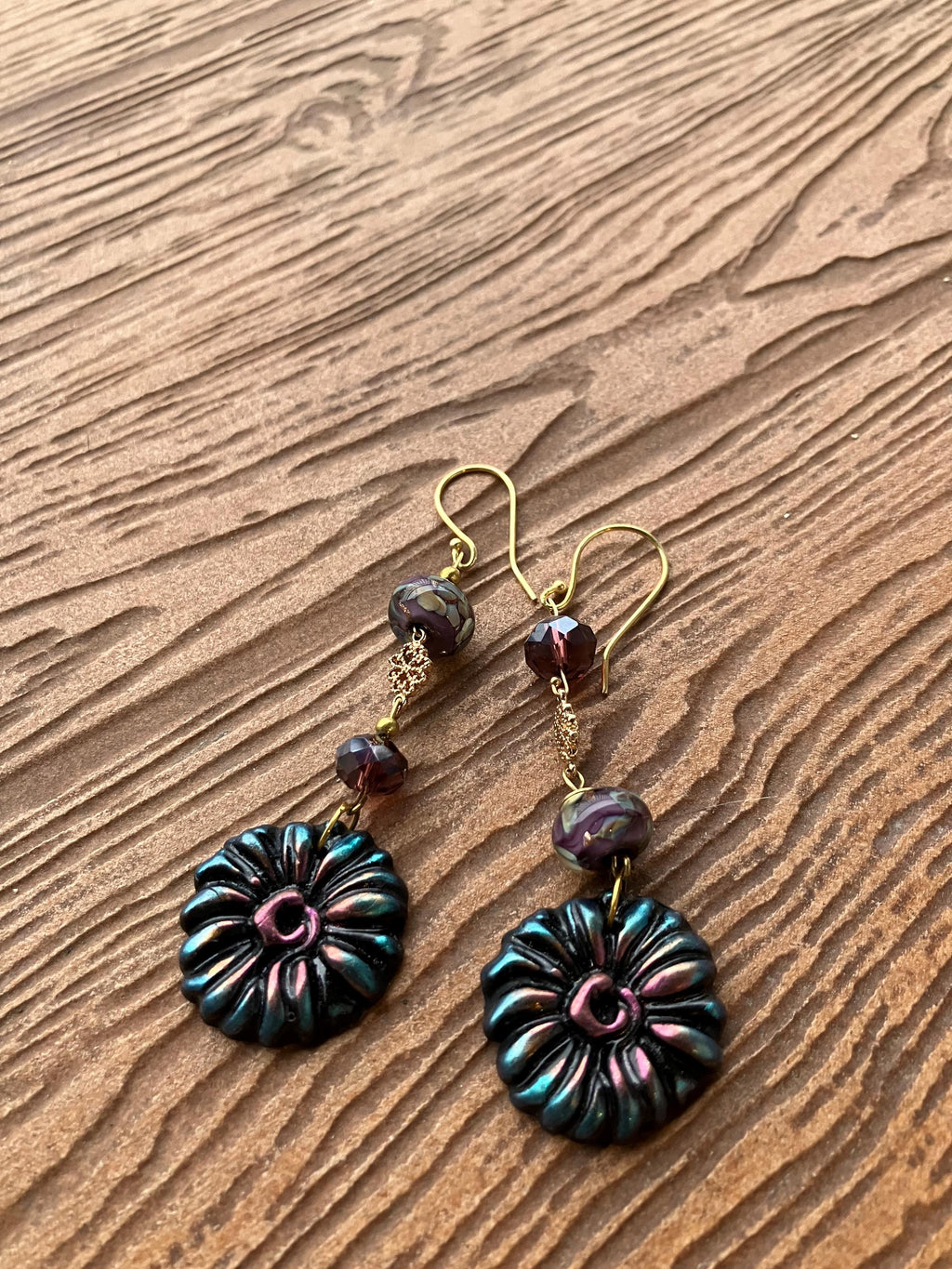 Boucles, longues boucles dépareillées en polymère, verre filé d art, plaqué or et verre tchèque