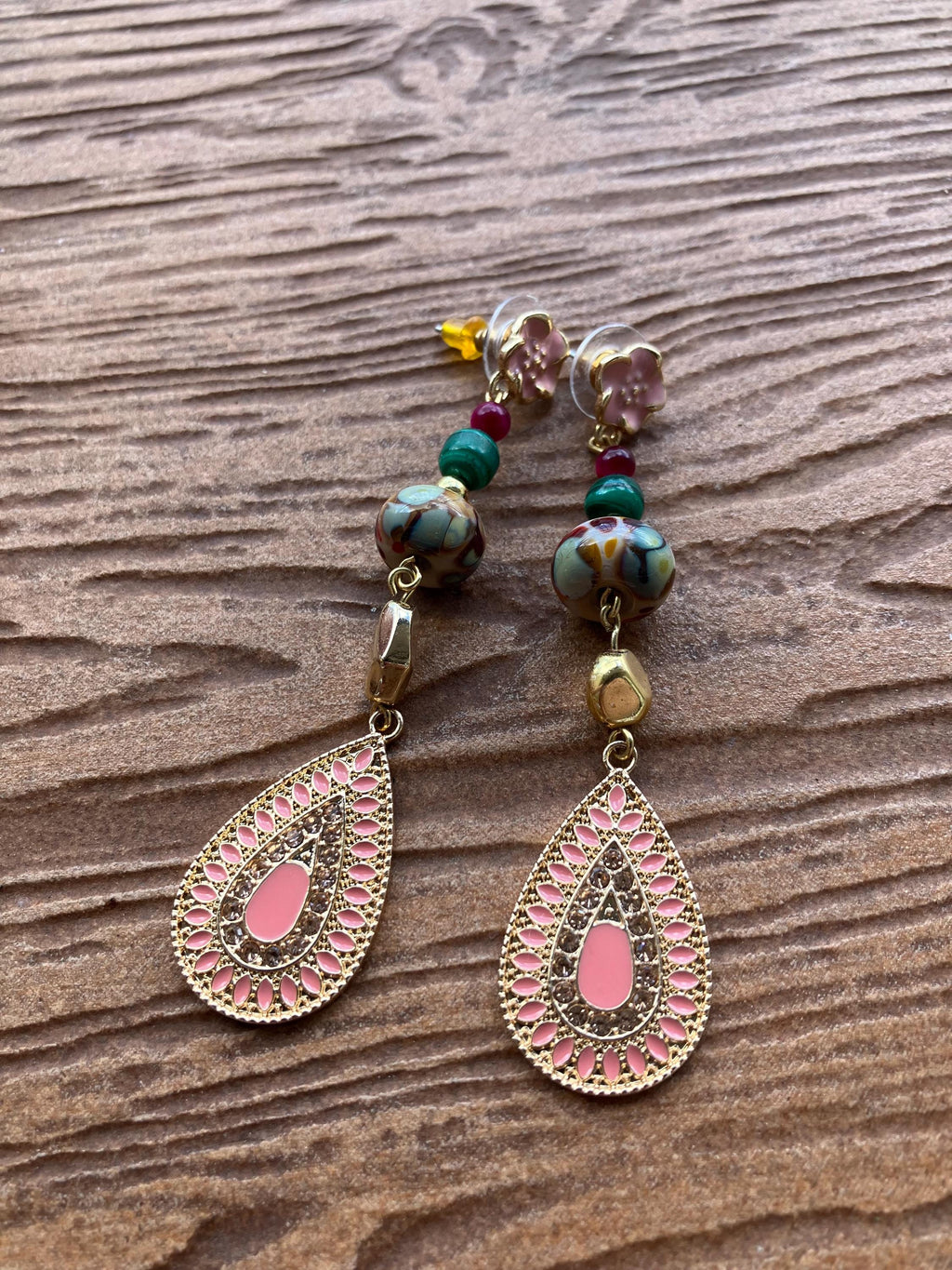 boucles bohème chic romantiques en verre de murano, émail et semi précieuse malachite et jade fushia