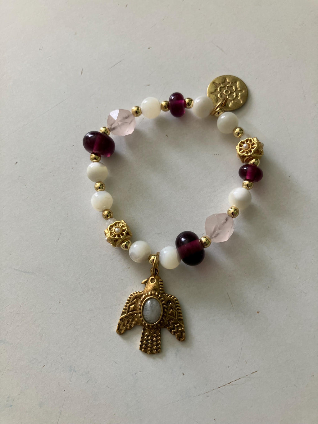 Bracelet chic 3 couleurs blanc prune rose, de pierres semi précieuse quartz rose, nacré naturelle et verre filé d art, avec charm oiseau