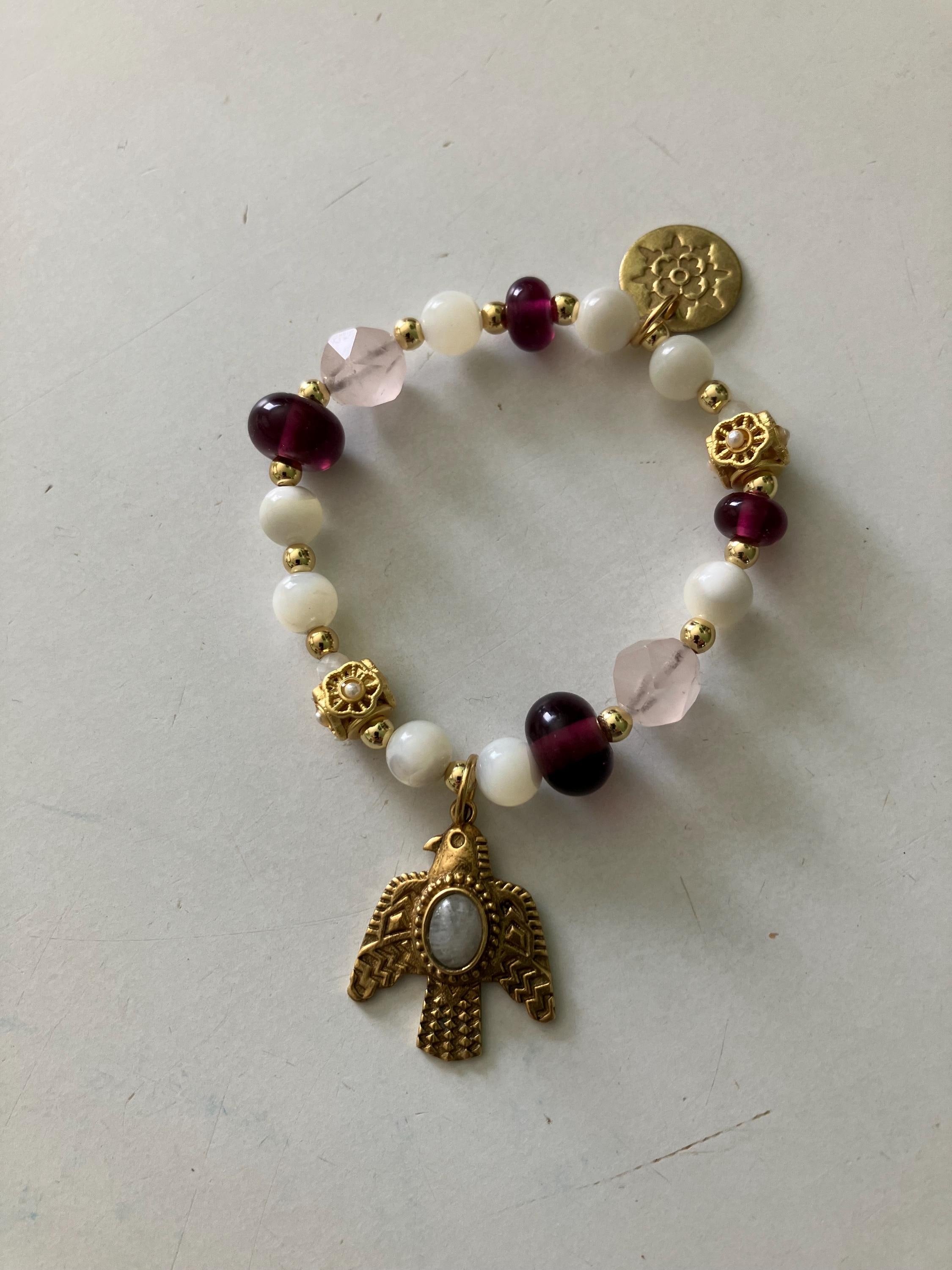 Bracelet chic 3 couleurs blanc prune rose, de pierres semi précieuse quartz rose, nacré naturelle et verre filé d art, avec charm oiseau