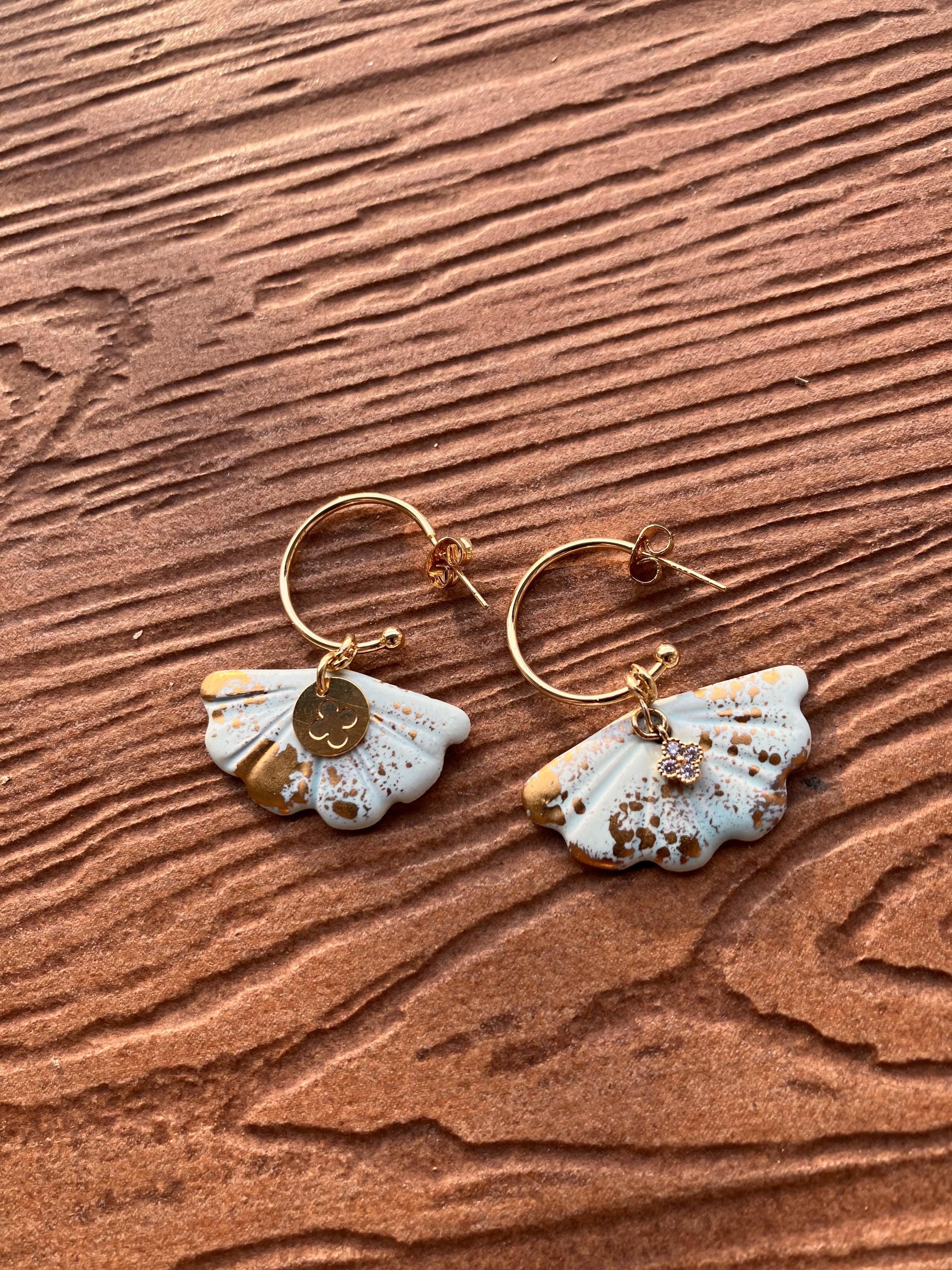 boucles dépareillées chic en céramique artisanale marbre or et plaqué or