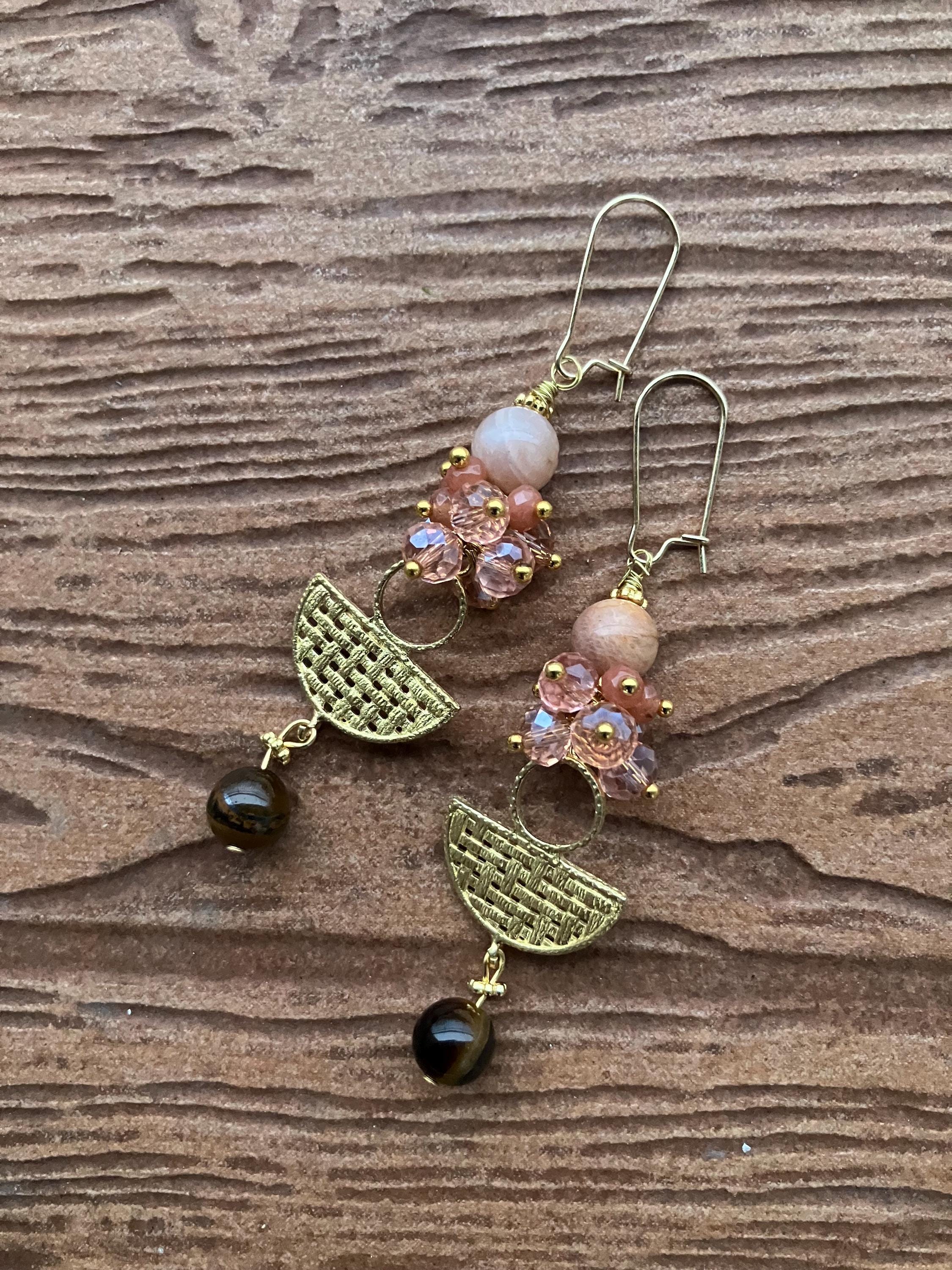 boucles ethniques chic original en laiton brut artisan et semi précieuse pierre de lune saumon, jade saumon facette et œil de tigre