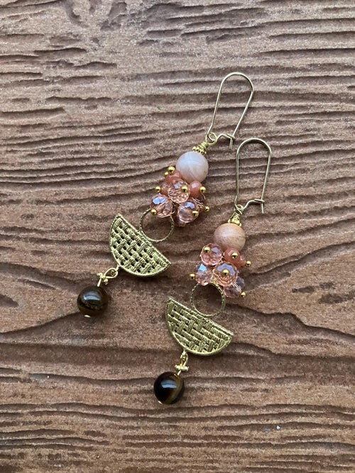 boucles ethniques chic original en laiton brut artisan et semi précieuse pierre de lune saumon, jade saumon facette et œil de tigre