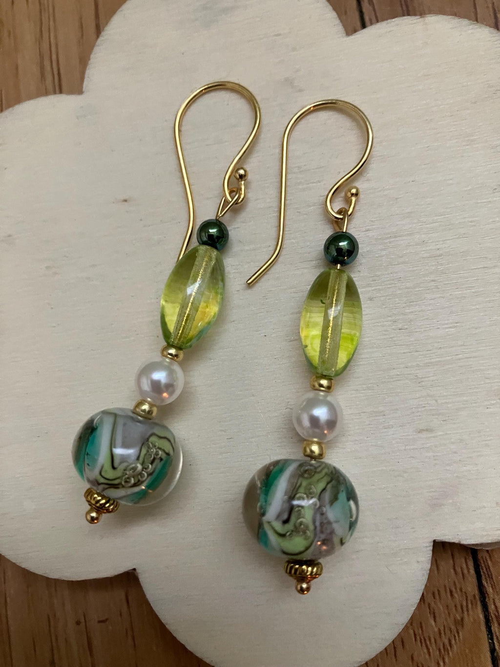 Boucles, Boucles tendance, laiton doré à l or fin, verre filé au chalumeau, nacre Swarovski, verre tchèque, hématite