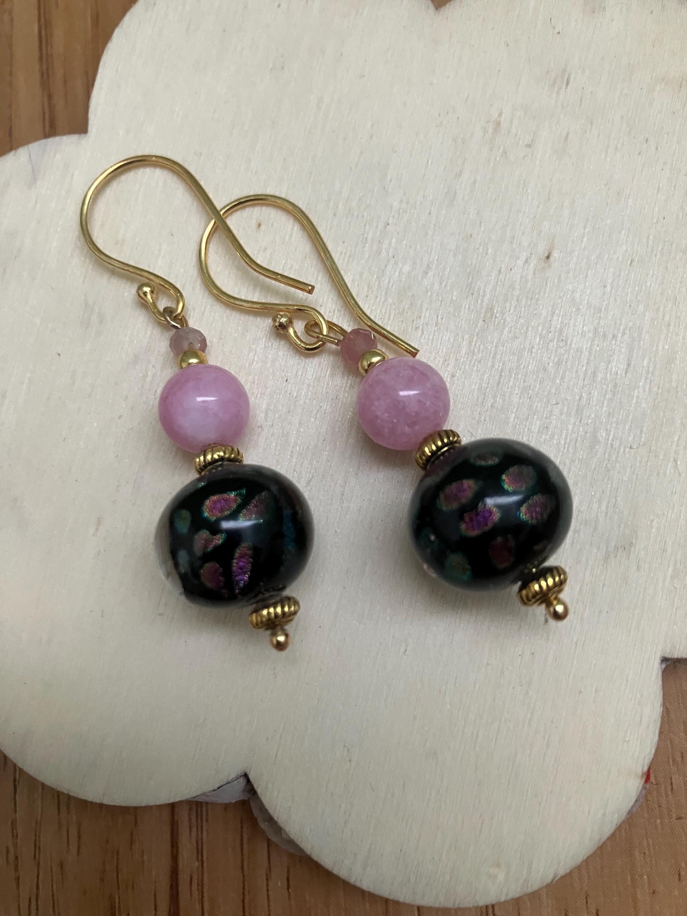 Boucles, Boucles noires, boucles roses,  semi précieuse, quartz rose de Madagascar, verre filé d art au chalumeau, laiton doré à l or fin