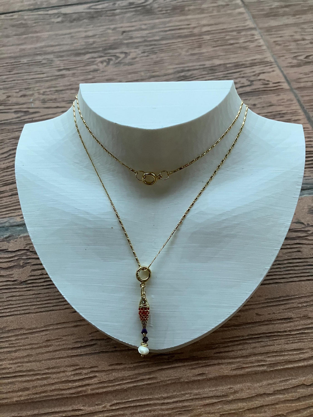 Sautoir moderne en plaque or 18 carats, coquillage naturel, cristal Swarovski avec pendentif poisson en aurifie et émail