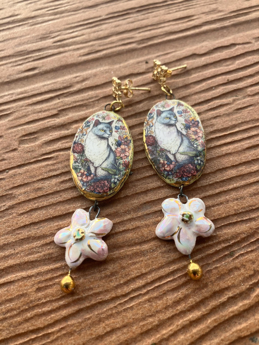 Longues boucles d oreilles art deco tres originales en céramique émaillé d art représentant des chats