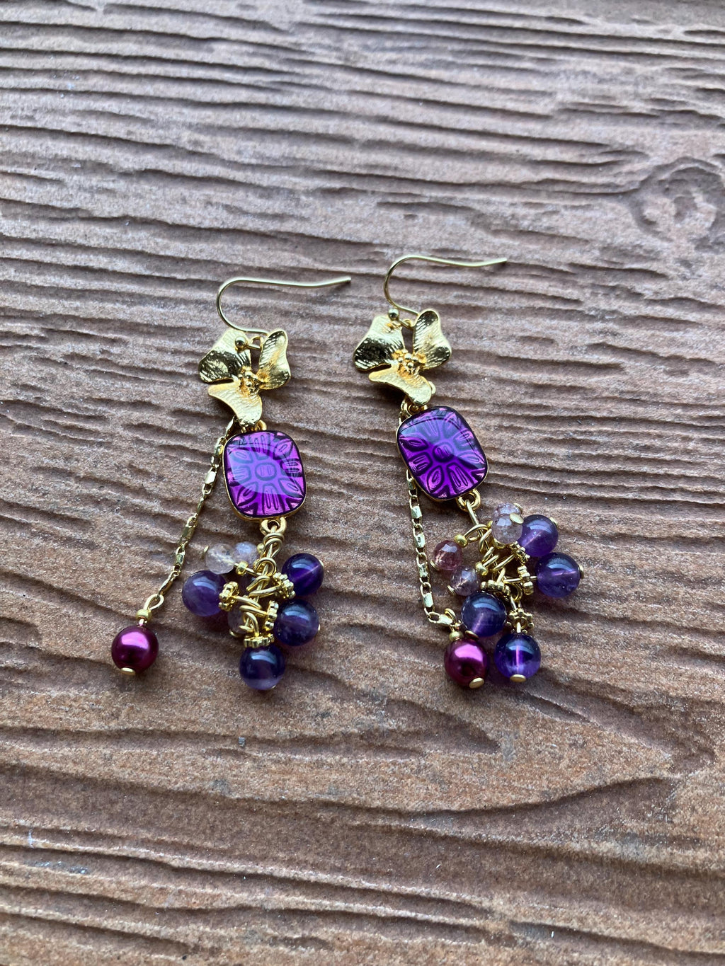 boucles bohème chic romantiques prune violet en laiton doré à l or fin 24k, semi précieuse améthyste et quartz fraise, nacre Swarovski