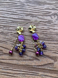 boucles bohème chic romantiques prune violet en laiton doré à l or fin 24k, semi précieuse améthyste et quartz fraise, nacre Swarovski