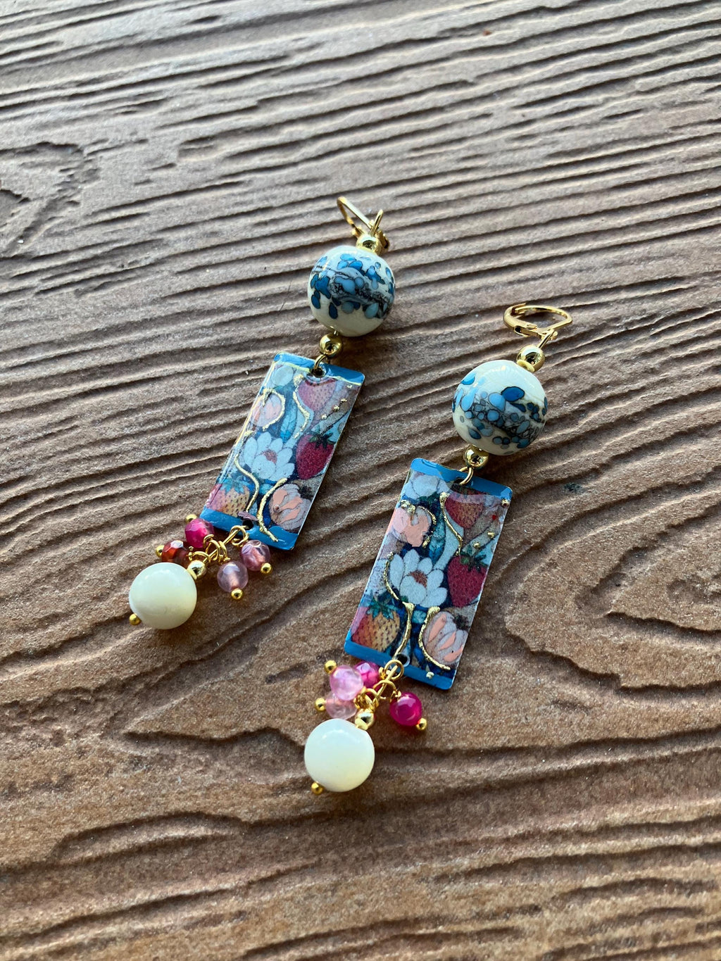 Boucles bohème fleuries en laiton peint d art, murano, nacre et semi précieuse