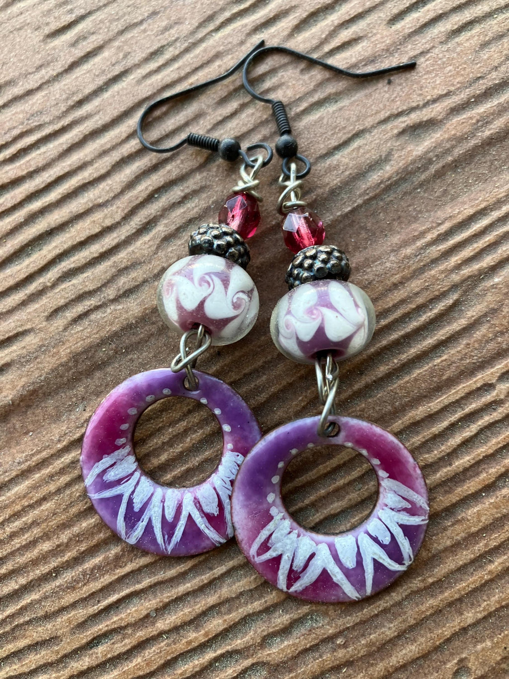 boucles romantiques en cuivre émaillé et verre filé