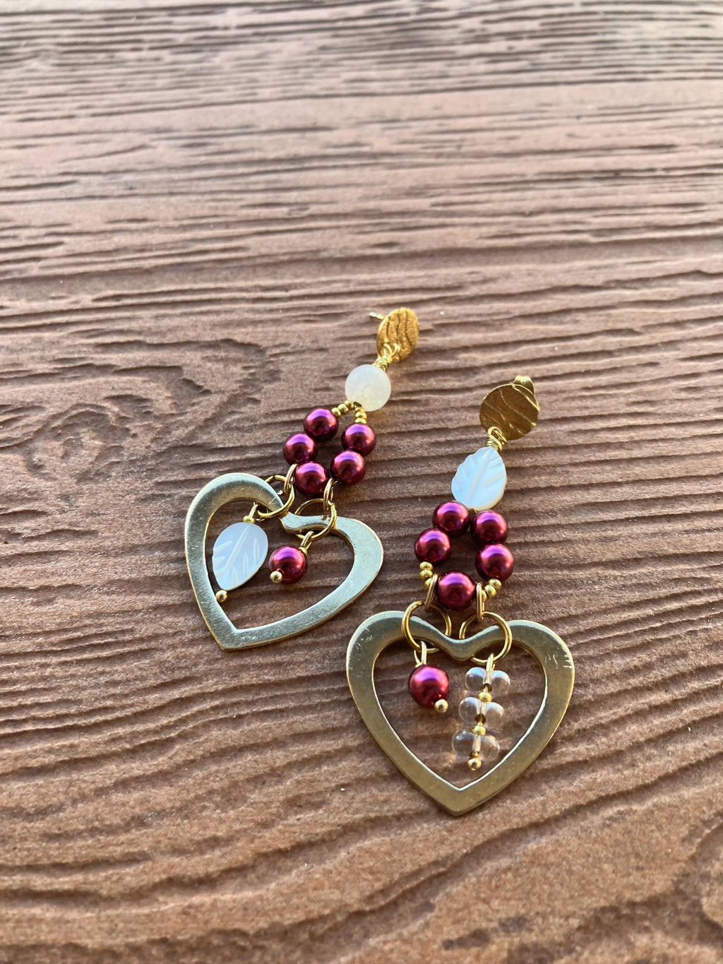 bouclés romantiques cœur dépareillées en laiton massif artisanal, perle naturelle craquelée, nacre sculptée et perles nacrées Swarovski