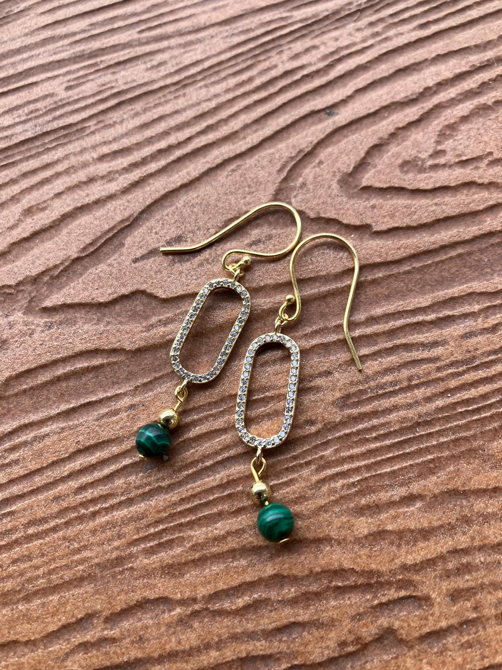 Boucles modernes plaqué or zirconium et perles semi précieuses malachite