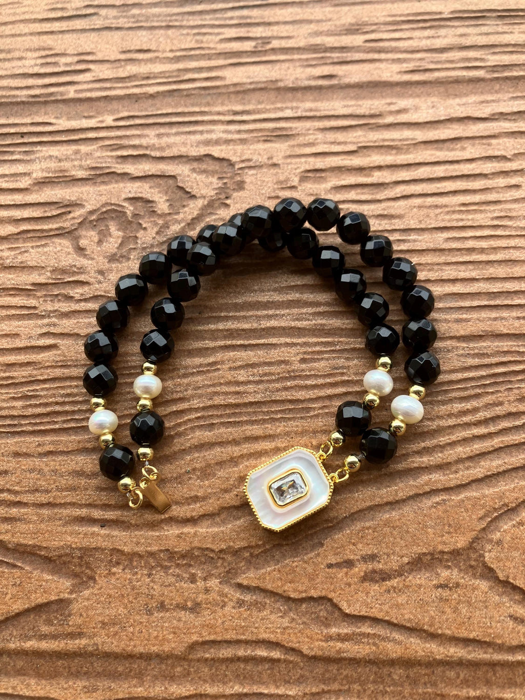 bracelet double rang semi précieuse onyx noir facette, plaqué or, nacre, cristal et perles de culture