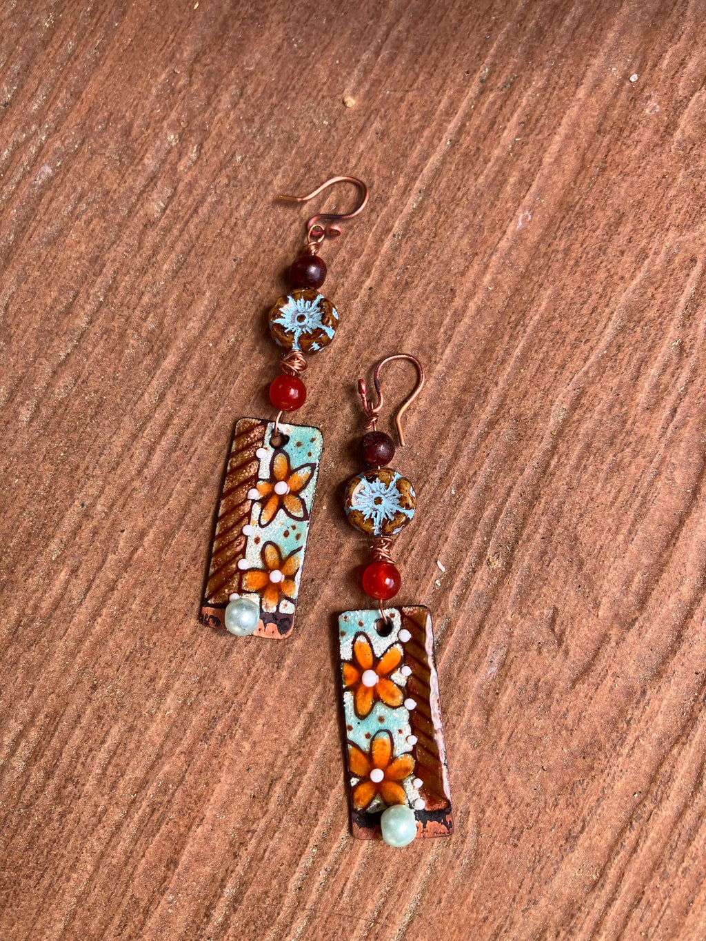 boucles, boucles bohème, cuivré émaillé, bois, verre tchèque, cornaline, gemme, nacre Swarovski