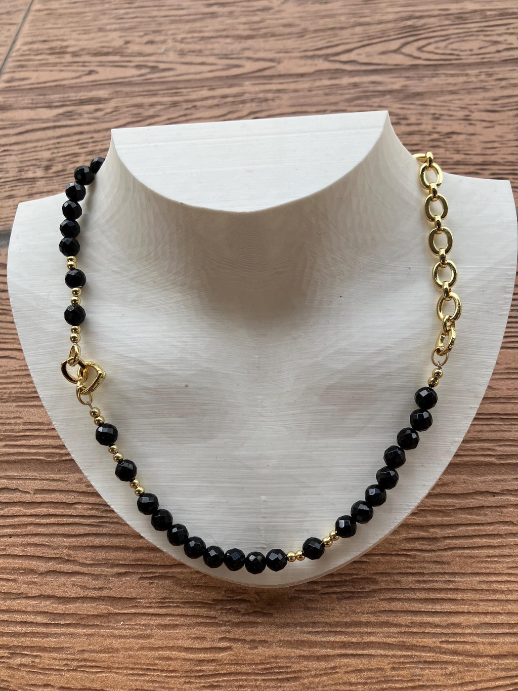 collier original bi matière plaqué or et semi précieuse onyx noir facette