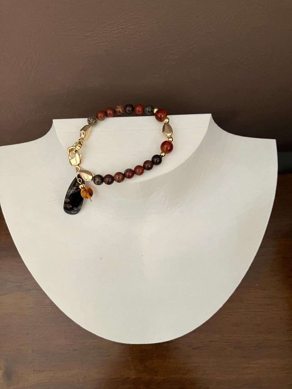 Bracelet semi précieuse jaspe brèchique rouge et obsidienne flocon de neige, plaqué or