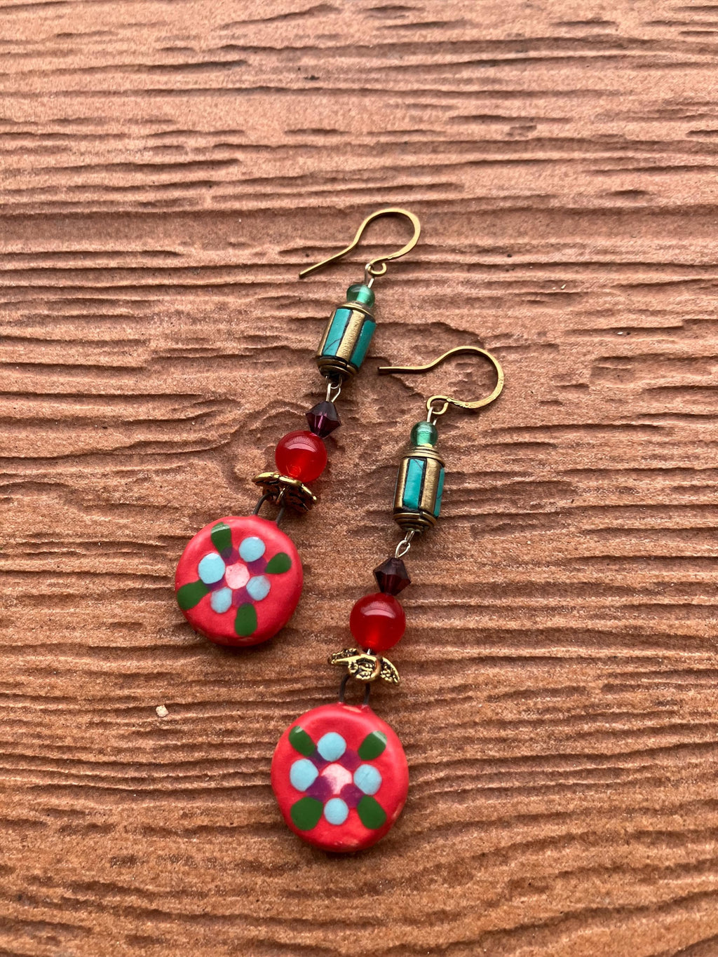 boucles ethniques chic en céramique artisanale peinte, semi précieuse cornaline, perle ethnique, cristal Swarovski et crochets fait main