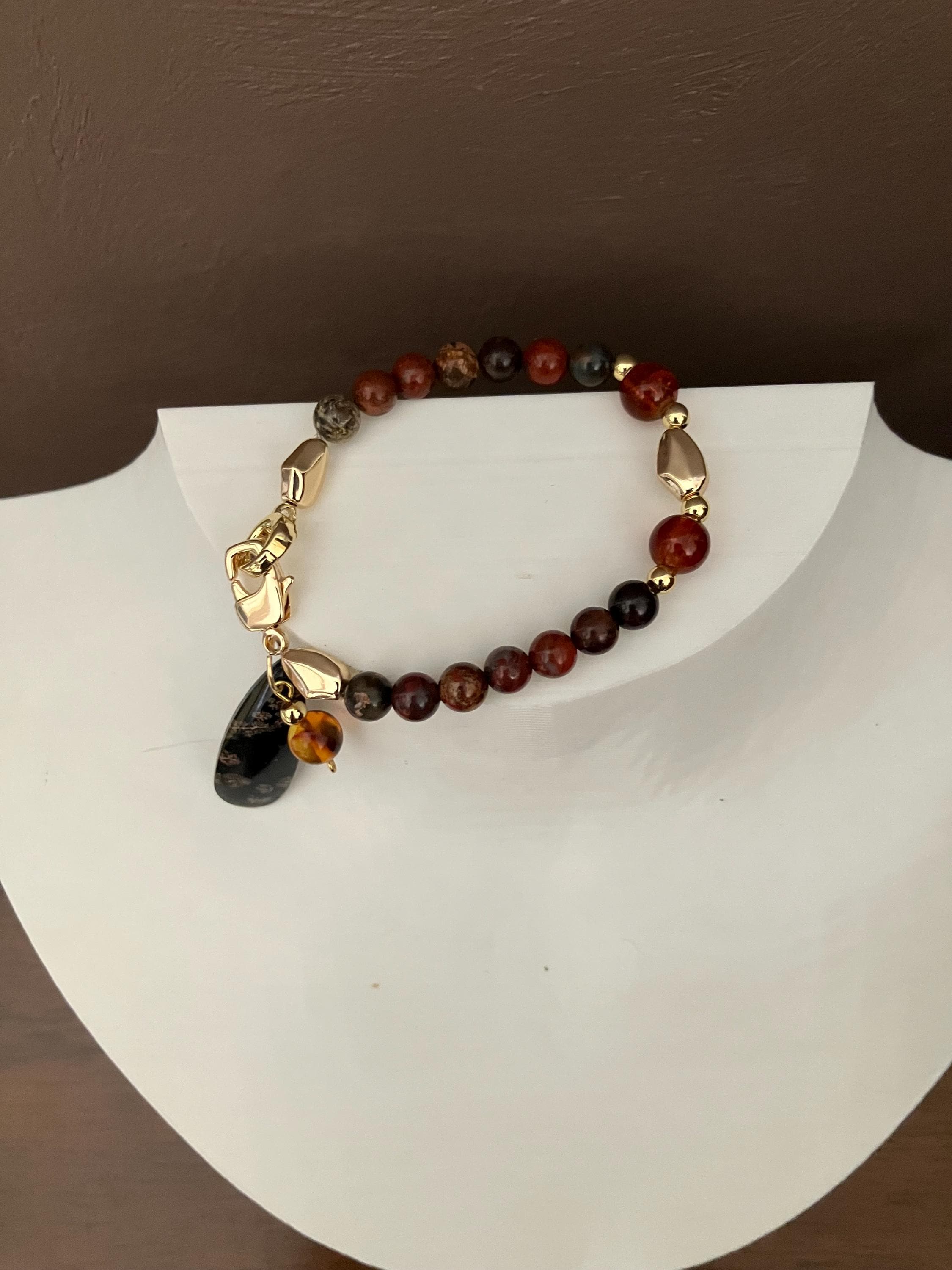 Bracelet semi précieuse jaspe brèchique rouge et obsidienne flocon de neige, plaqué or