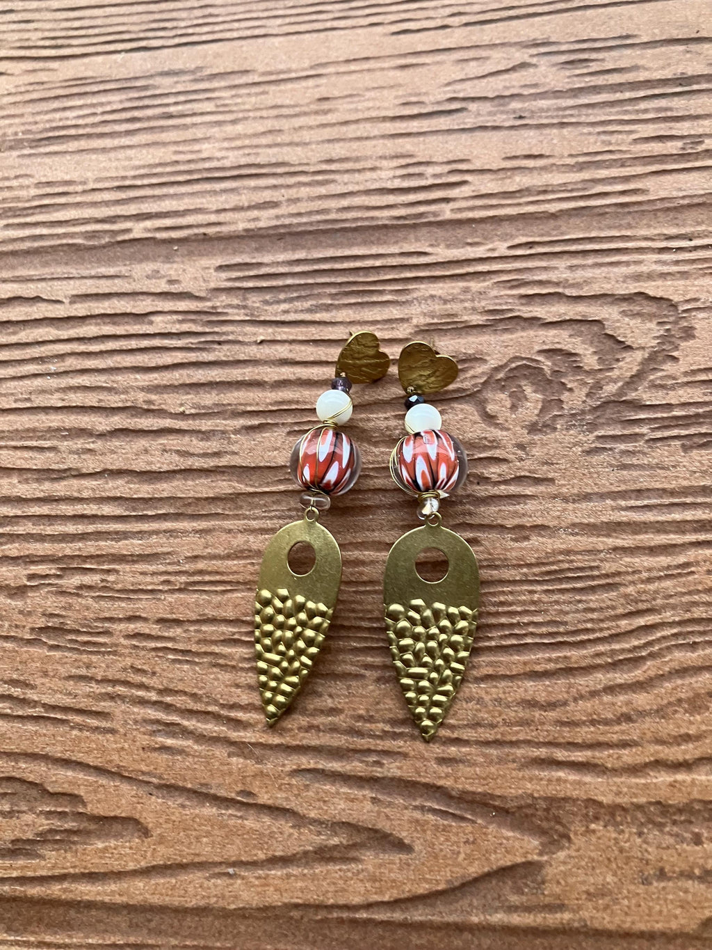 boucles ethniques chic en verre de murano, nacre naturelle,cristal de verre et laiton martelé artisan