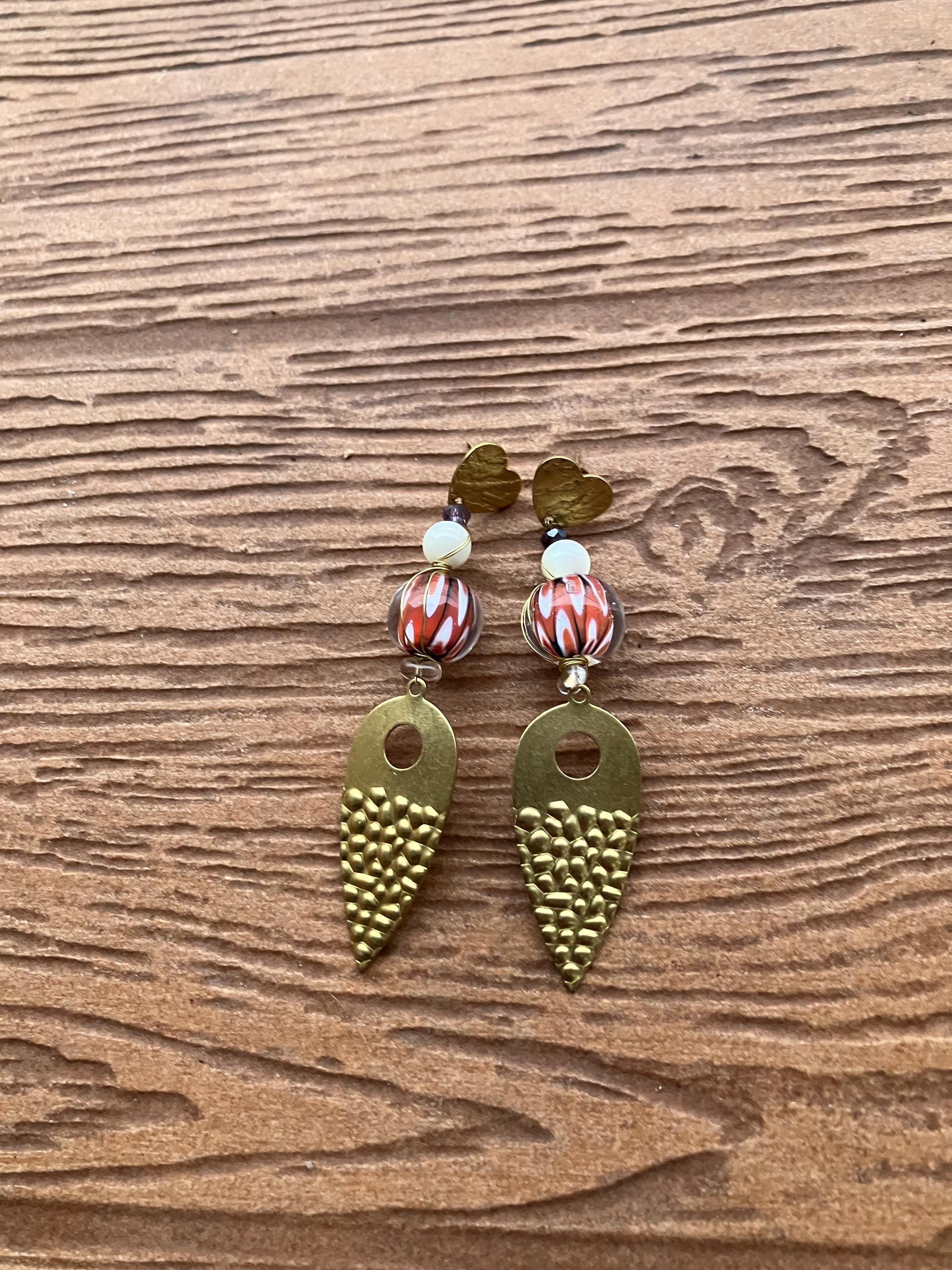 boucles ethniques chic en verre de murano, nacre naturelle,cristal de verre et laiton martelé artisan