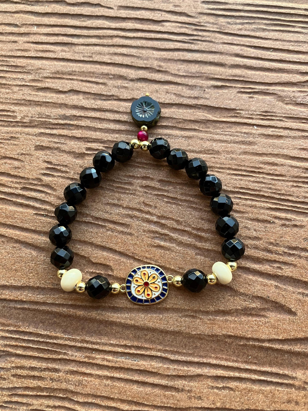 Bracelet bohème chic en plaqué or, semi précieuse onyx noir facette, verre filé d art et émail