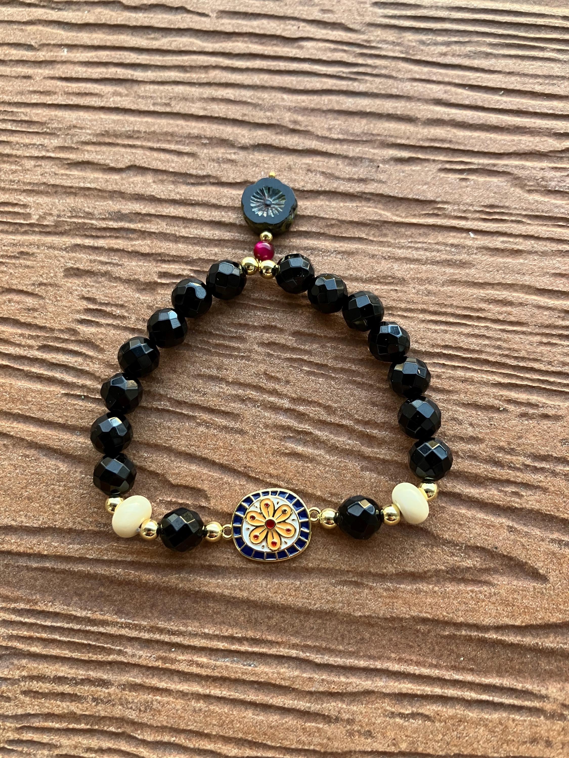 Bracelet bohème chic en plaqué or, semi précieuse onyx noir facette, verre filé d art et émail
