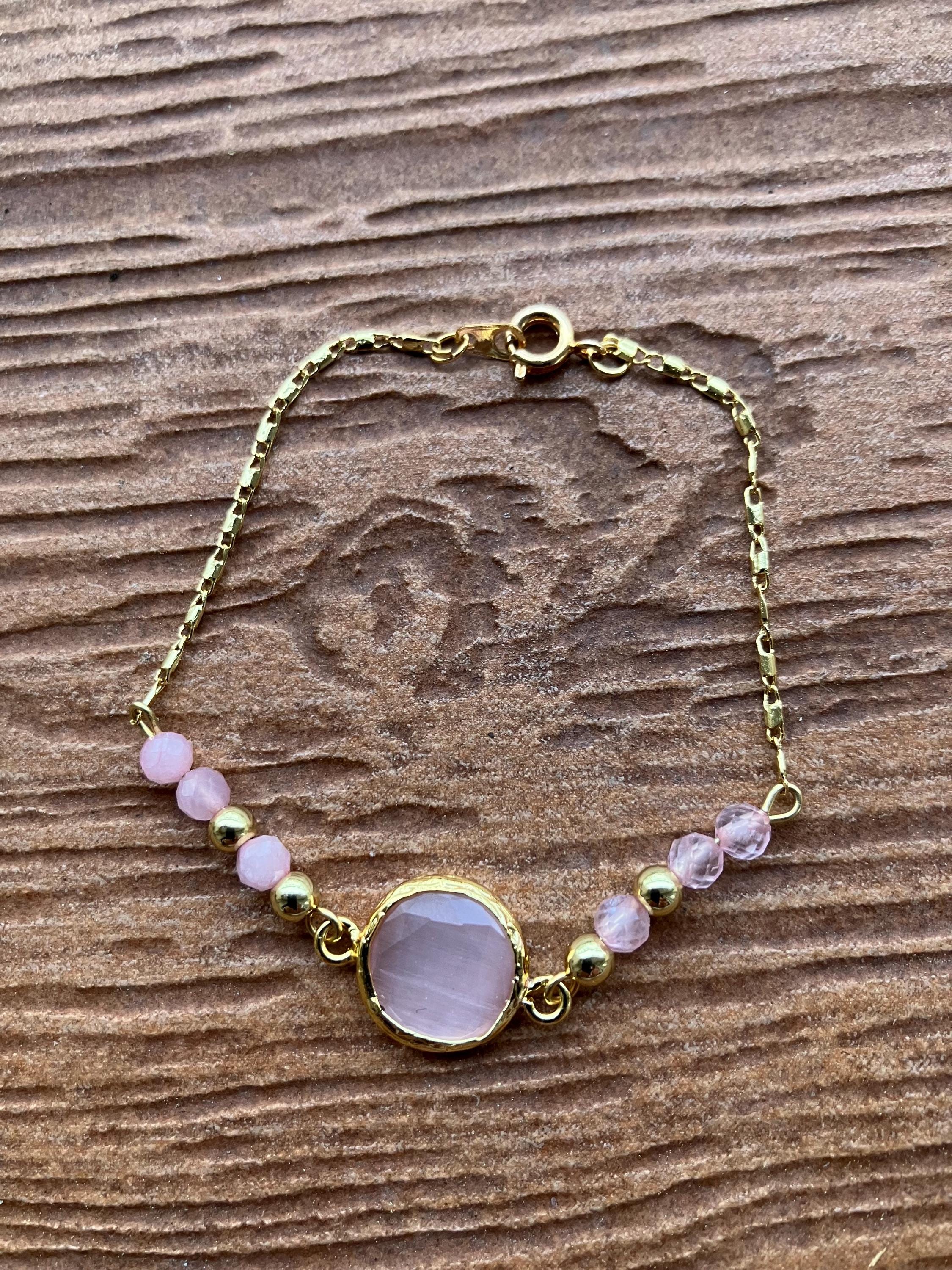 bracelet chic minimaliste en cristal rose pale, semi précieuse quartz rose facette et sa chaîne fine en plaqué or 18 carats