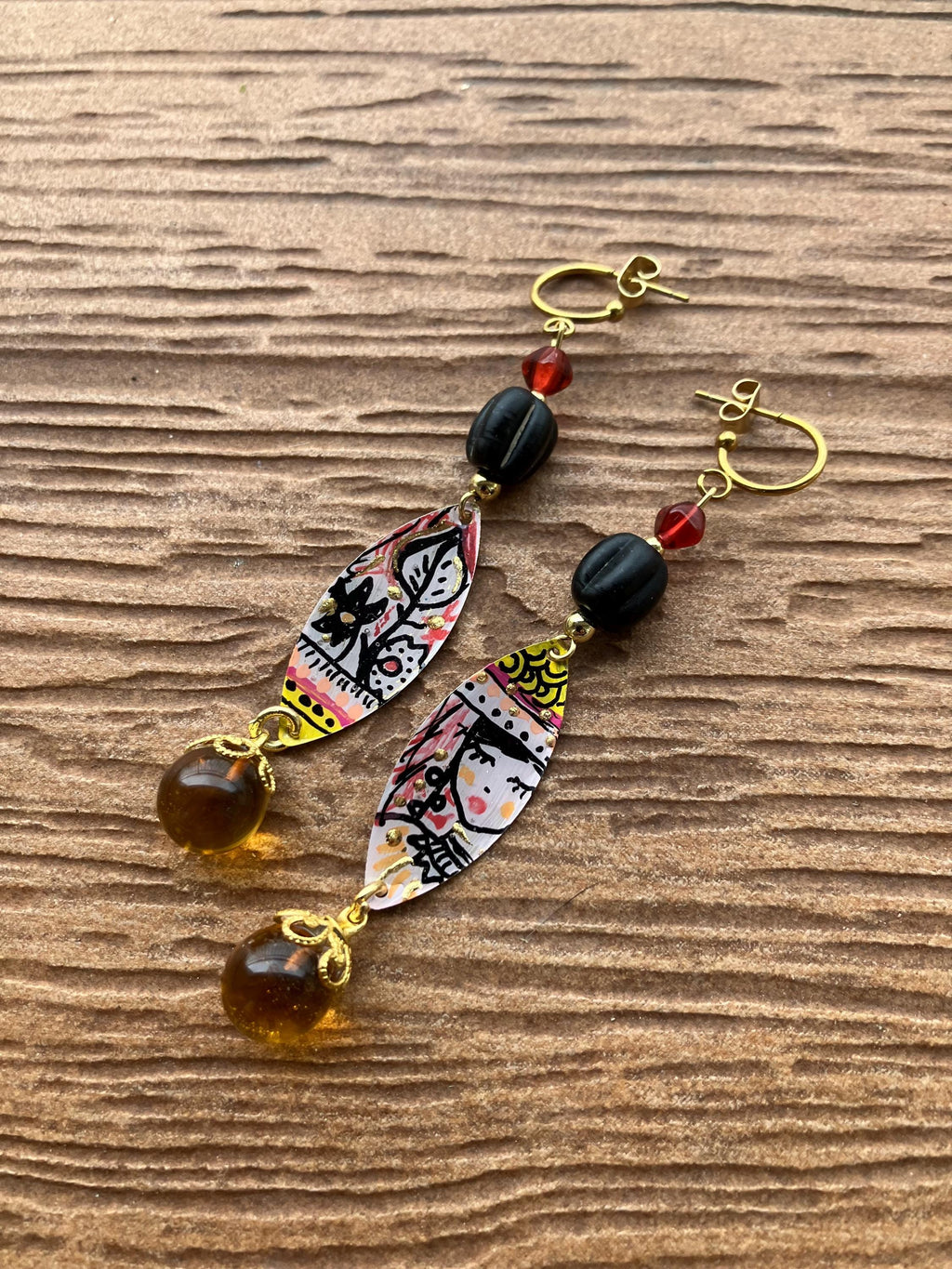 boucles bohème chic artistiques peintes en laiton, verre filé d art et verre rustique ancien