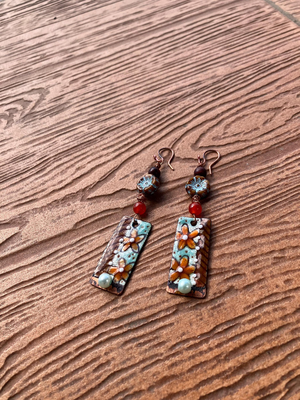 boucles, boucles bohème, cuivré émaillé, bois, verre tchèque, cornaline, gemme, nacre Swarovski