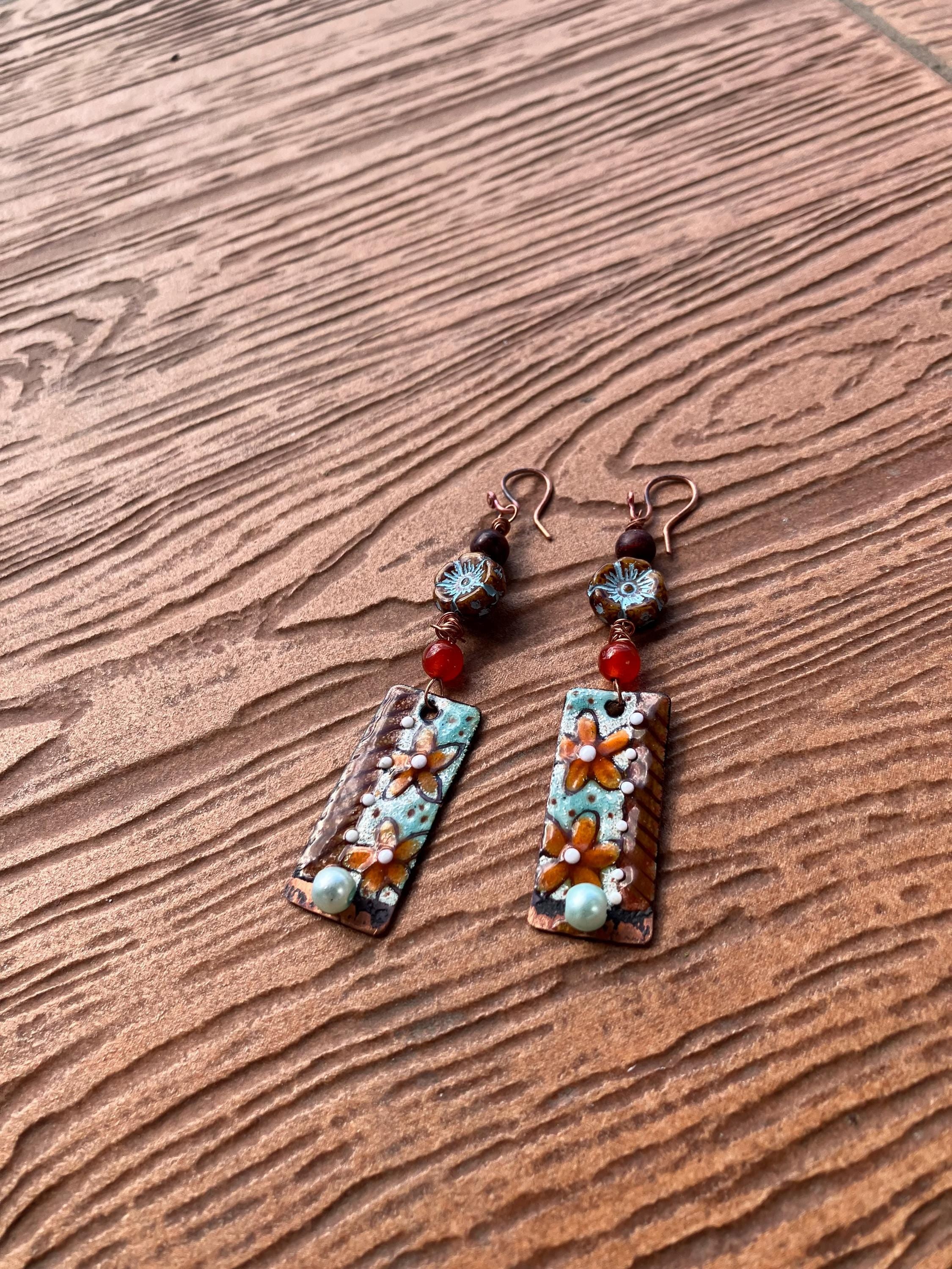 boucles, boucles bohème, cuivré émaillé, bois, verre tchèque, cornaline, gemme, nacre Swarovski