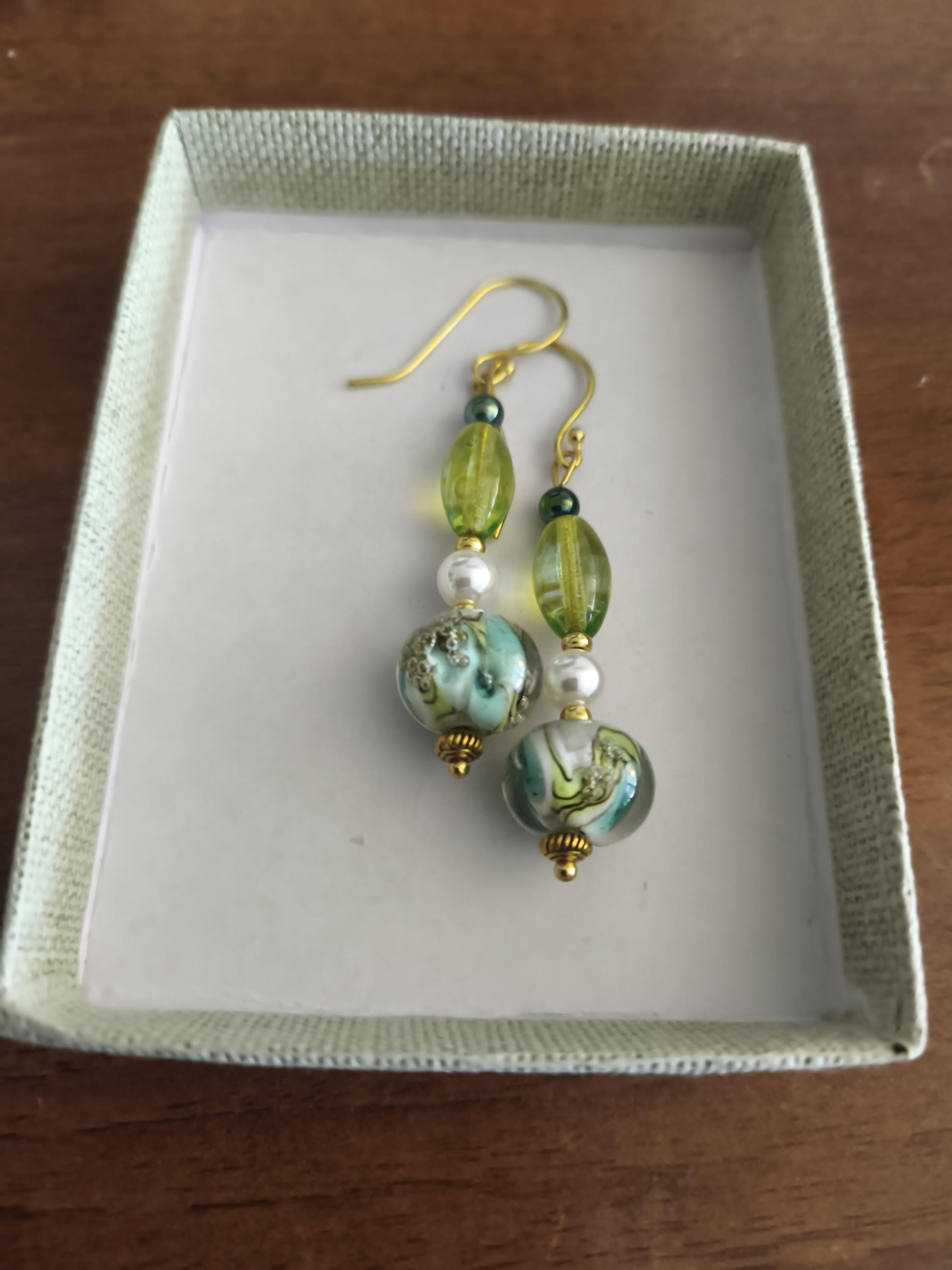 Boucles, Boucles tendance, laiton doré à l or fin, verre filé au chalumeau, nacre Swarovski, verre tchèque, hématite