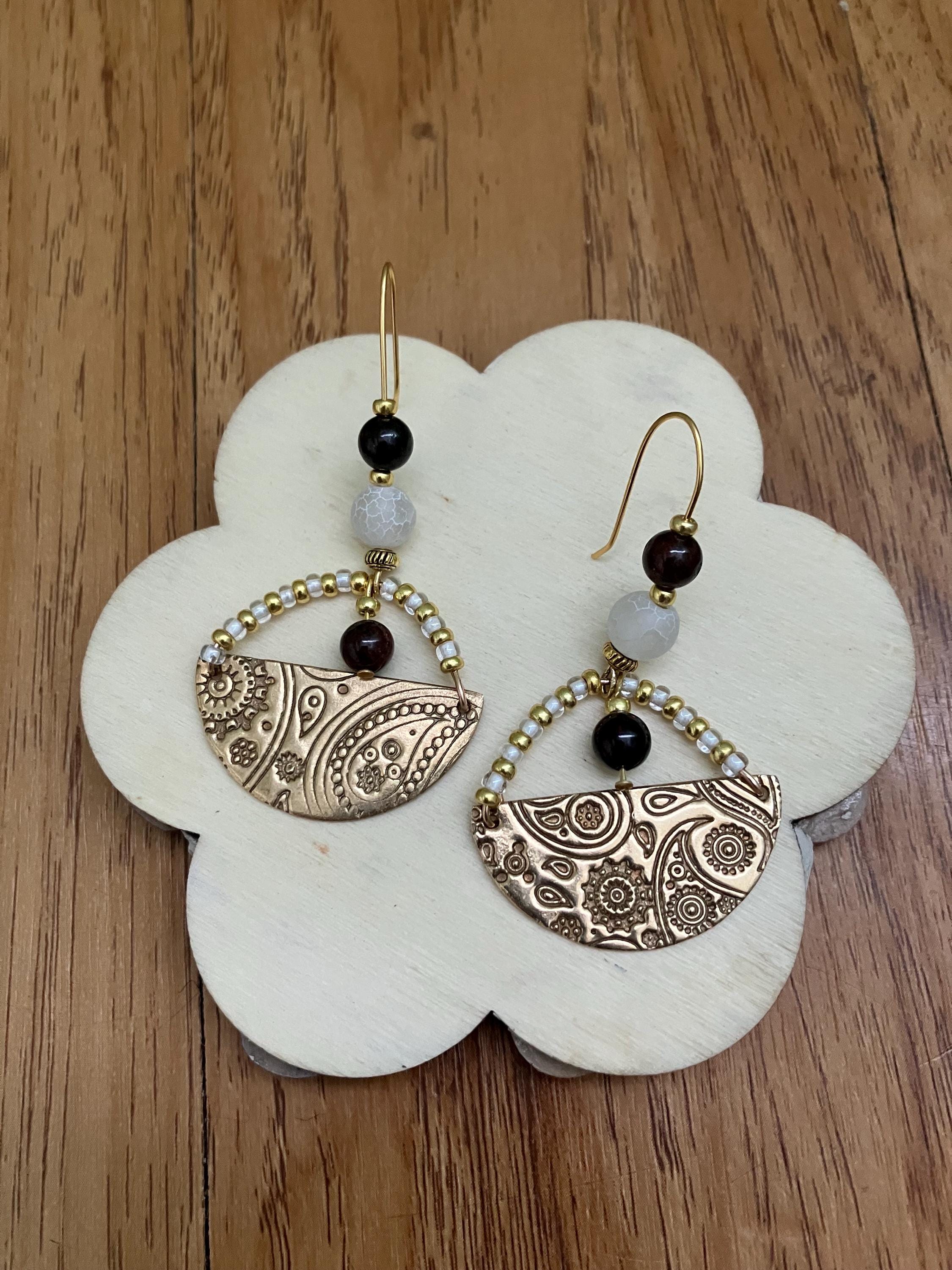 Boucles, Boucles orientales en bronze massif sculpté, semi précieuses grenat et agate blanche craquelée, laiton doré à l or fin 24k