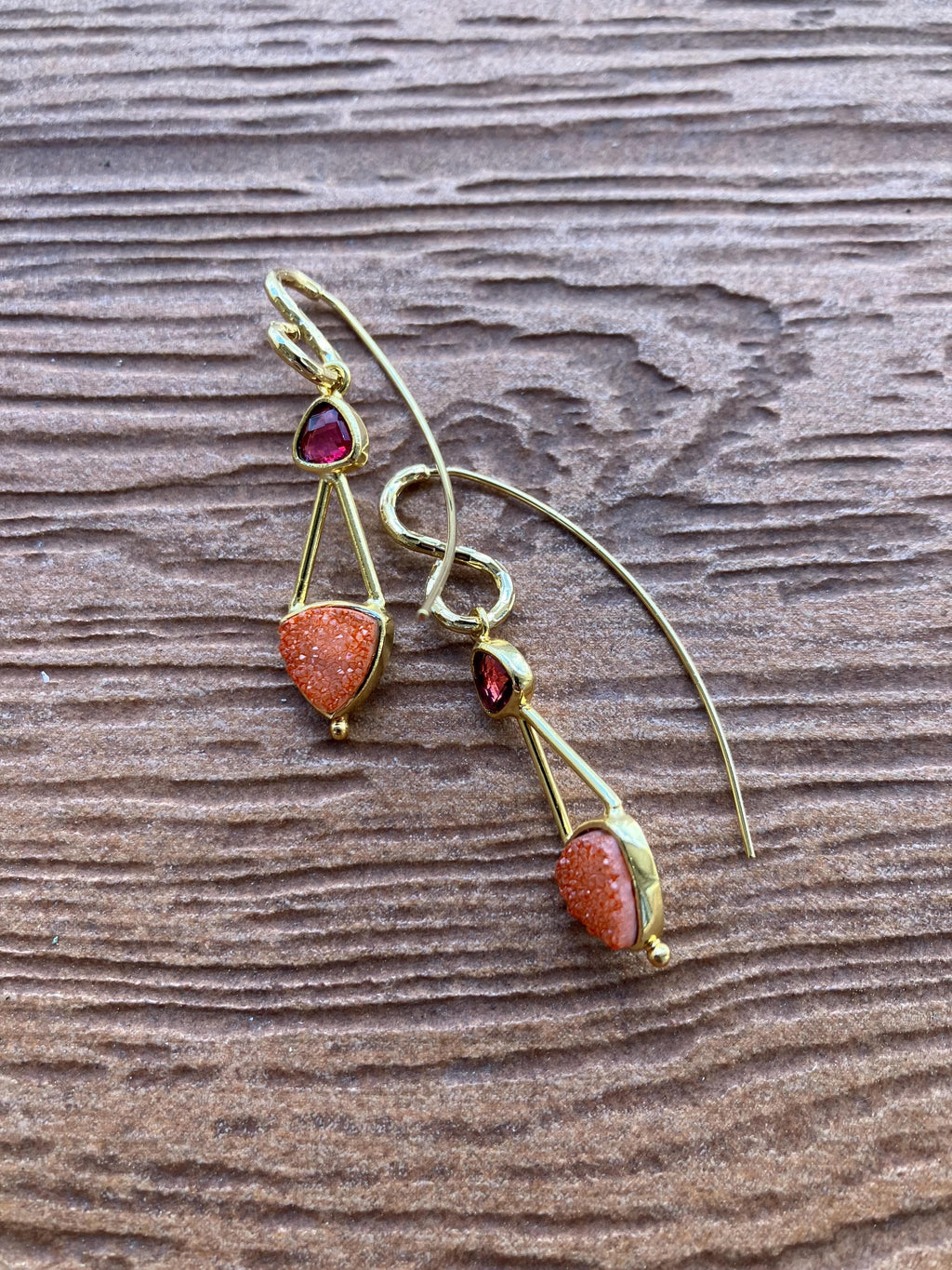 boucles modernes longs crochets martelés en plaqué or 18 carats et pendentif géométrique en agate druzy et Cristal fushia lunette plaqué or