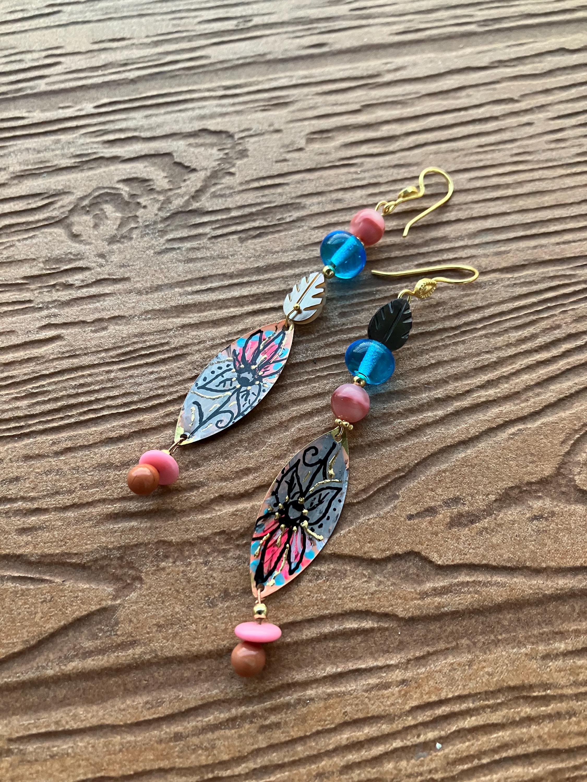 longues boucles artistiques dépareillées  bohème chic colorées peinture sur laiton et verre filé d art