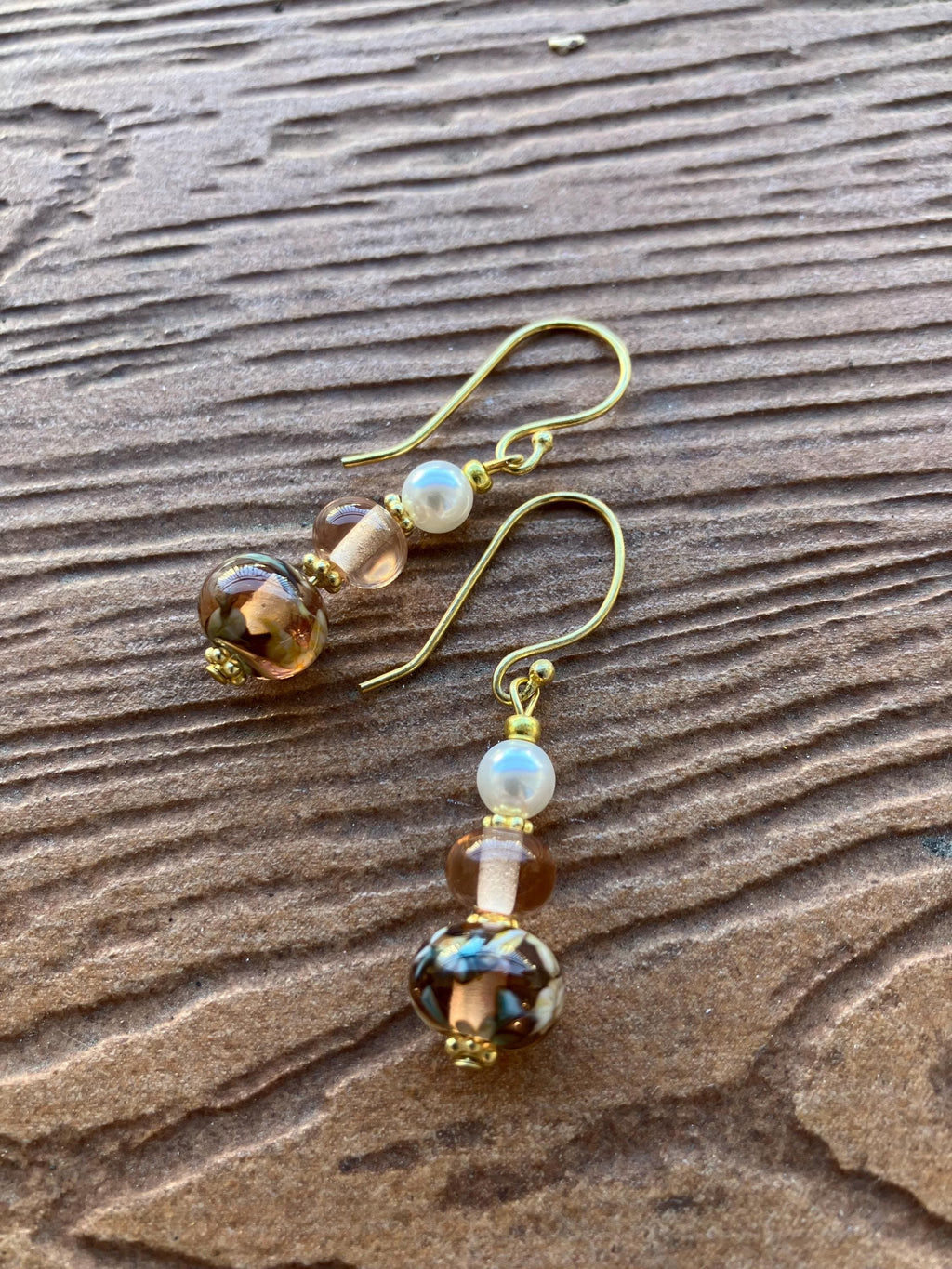 Boucles chic en verre filé au chalumeau et nacre Swarovski