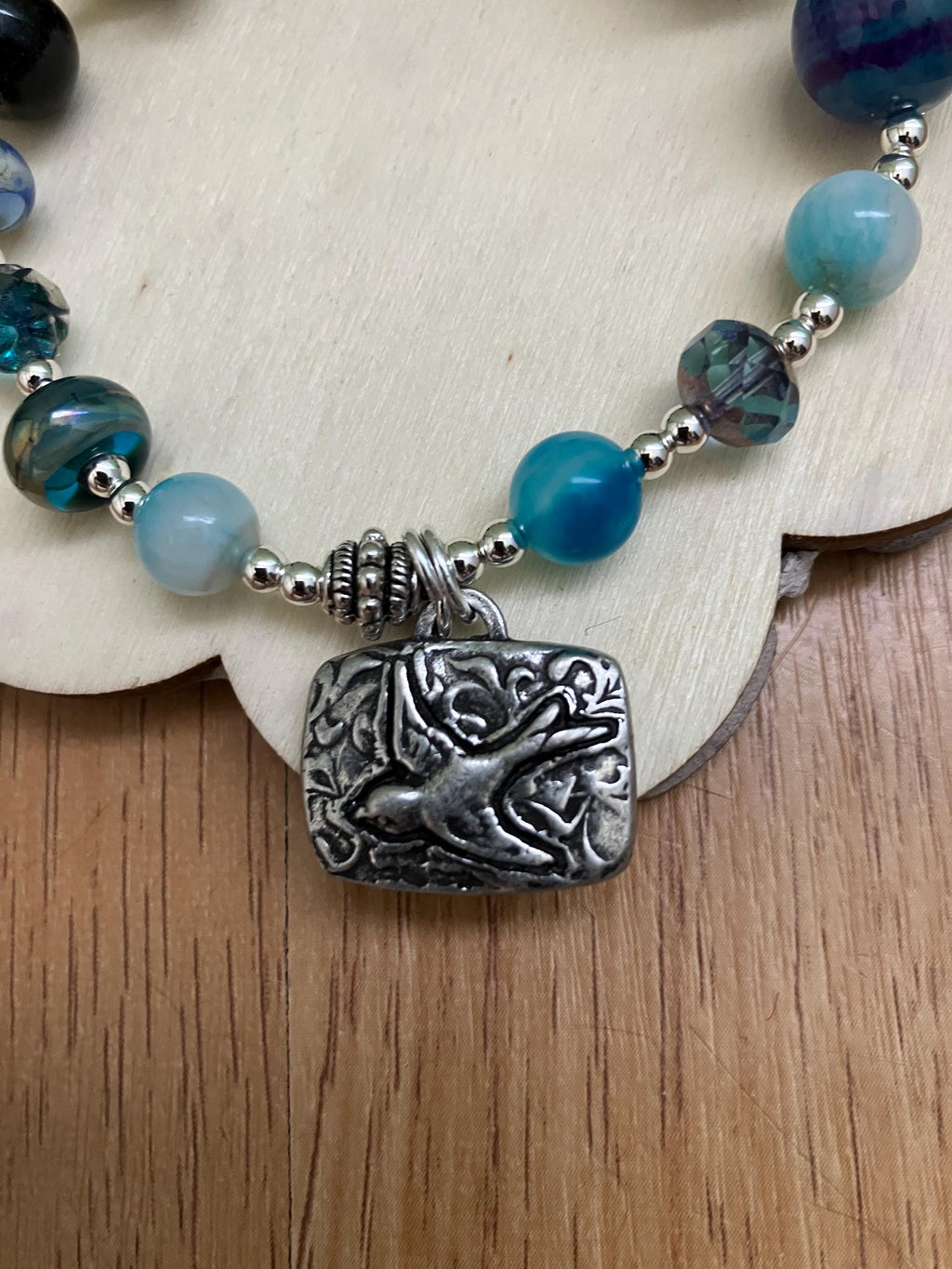 Bracelet, bracelet aux tons bleus vert, verre filé d art, semi précieuse, étain massif