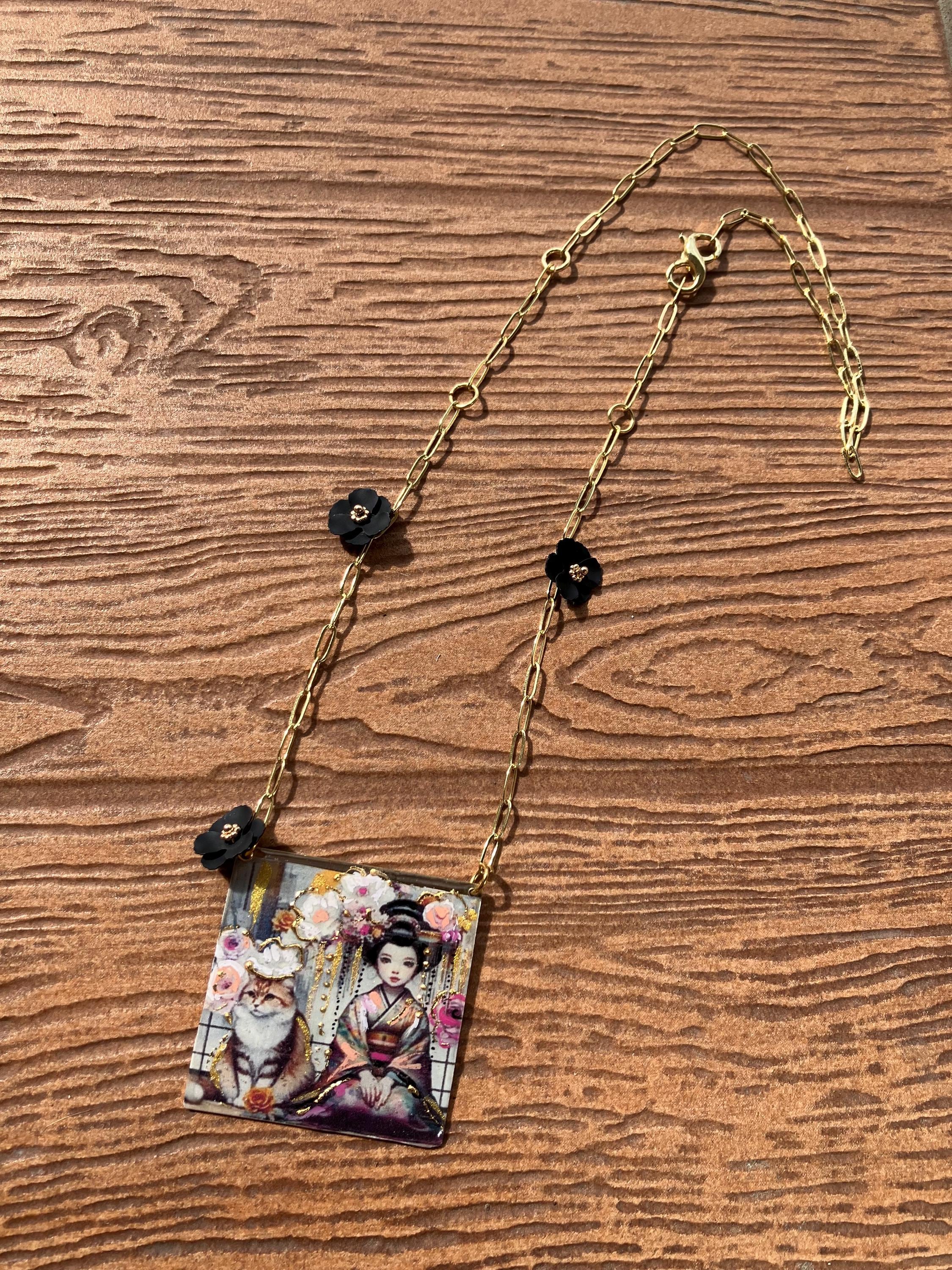 sautoir en plaqué or et pendentif japonisant artistique geisha peinte avec son chat